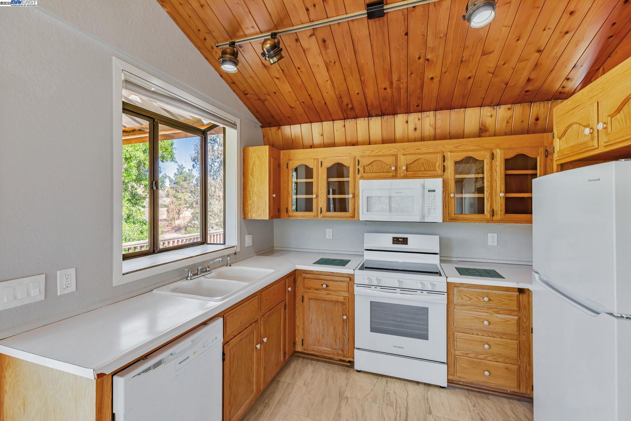 Detail Gallery Image 12 of 60 For 20104 Panoche Road, Paicines,  CA 95043 - 2 Beds | 2 Baths