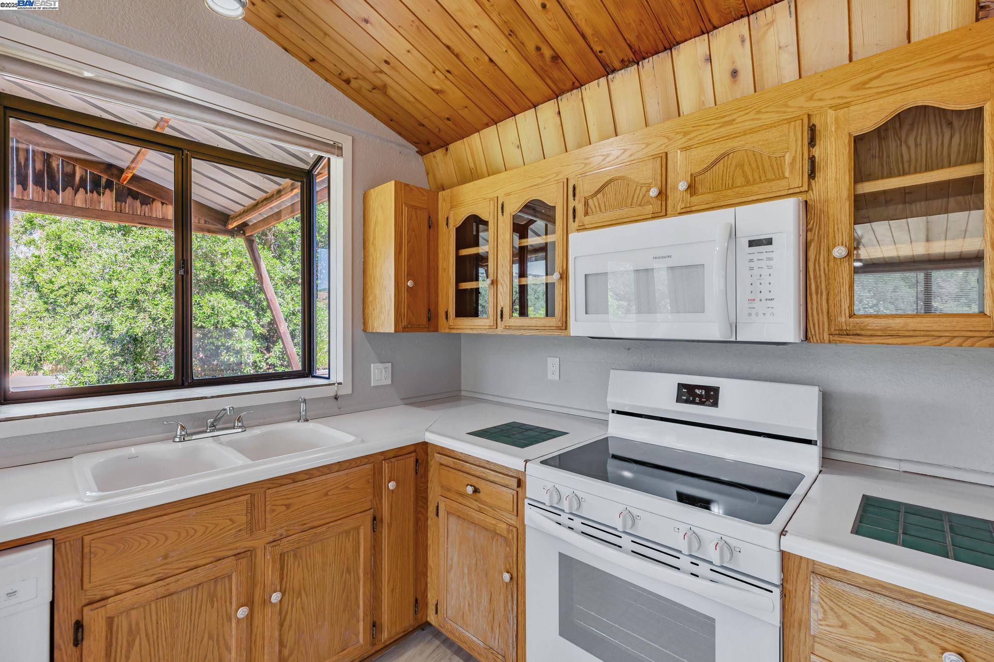 Detail Gallery Image 13 of 60 For 20104 Panoche Road, Paicines,  CA 95043 - 2 Beds | 2 Baths