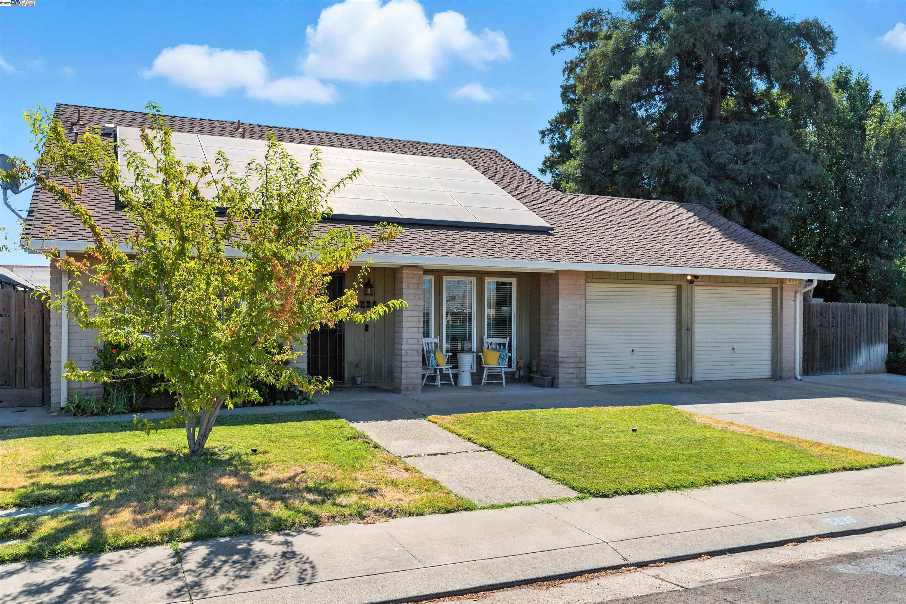 Detail Gallery Image 1 of 43 For 6236 Choctaw Ct, Manteca,  CA 95336 - 4 Beds | 2 Baths