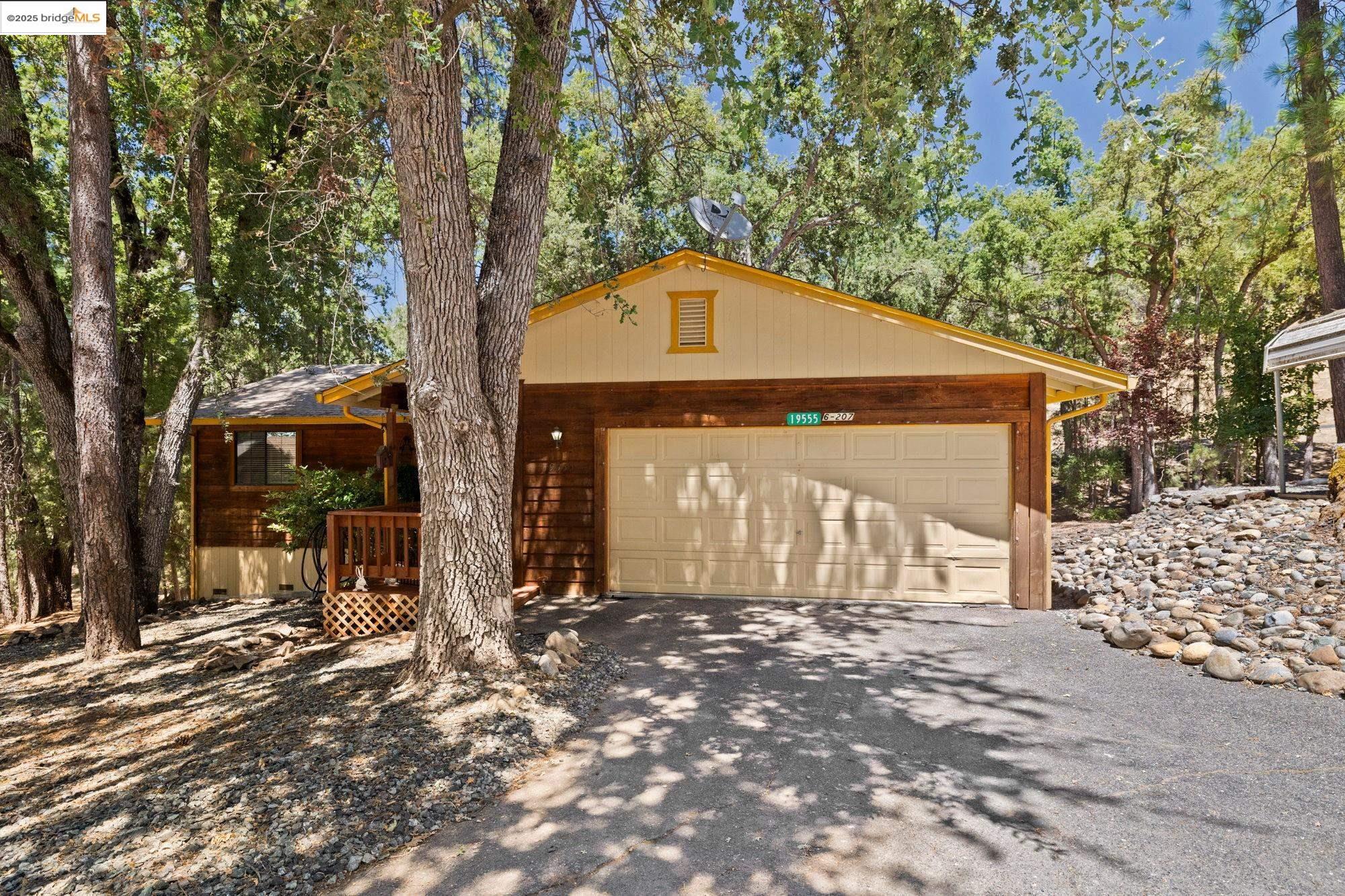 Detail Gallery Image 4 of 60 For 19555 Ferretti, Groveland,  CA 95321-9370 - 3 Beds | 2 Baths