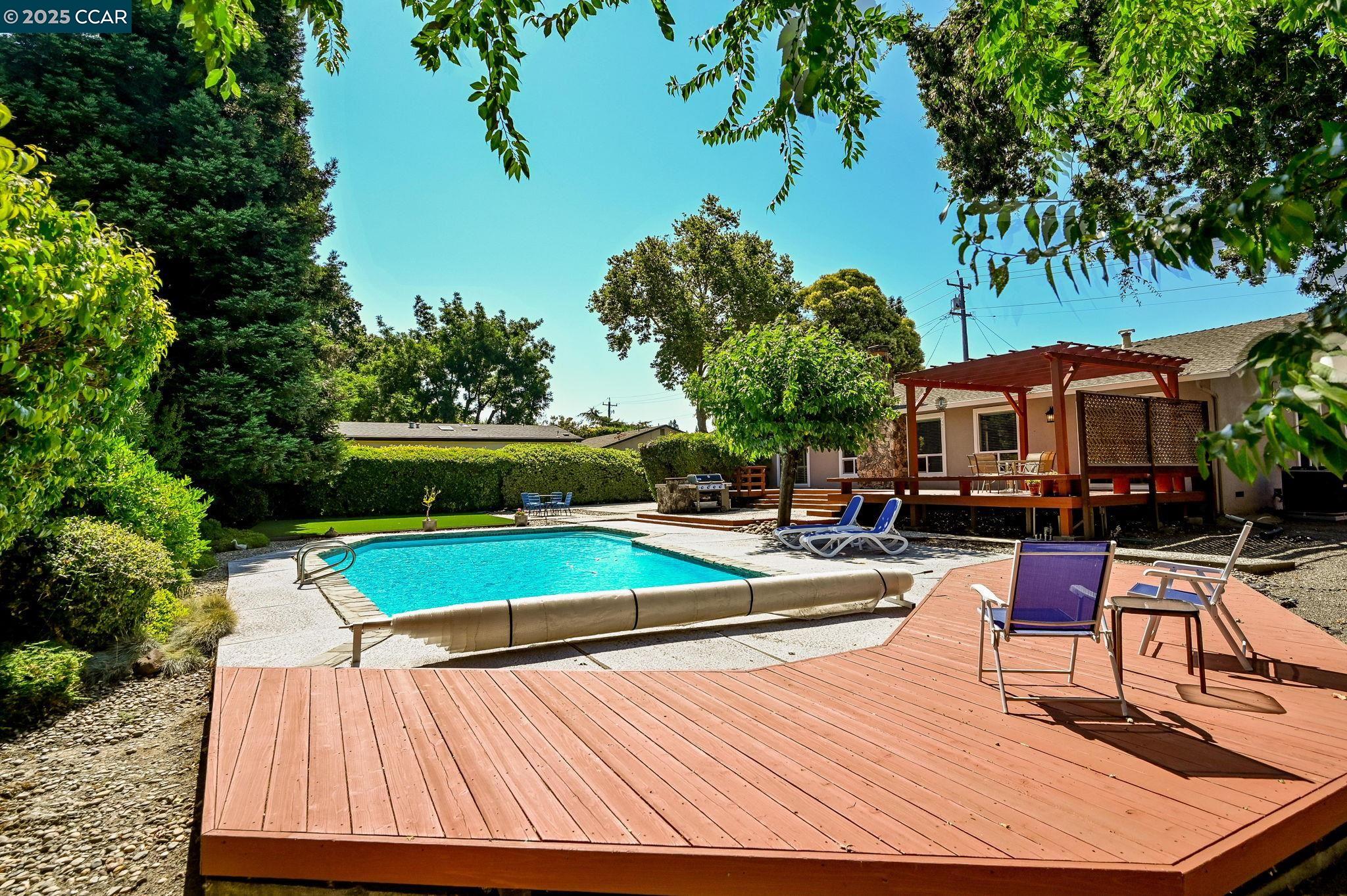 Detail Gallery Image 4 of 53 For 323 Laurel Dr, Danville,  CA 94526 - 4 Beds | 2/1 Baths
