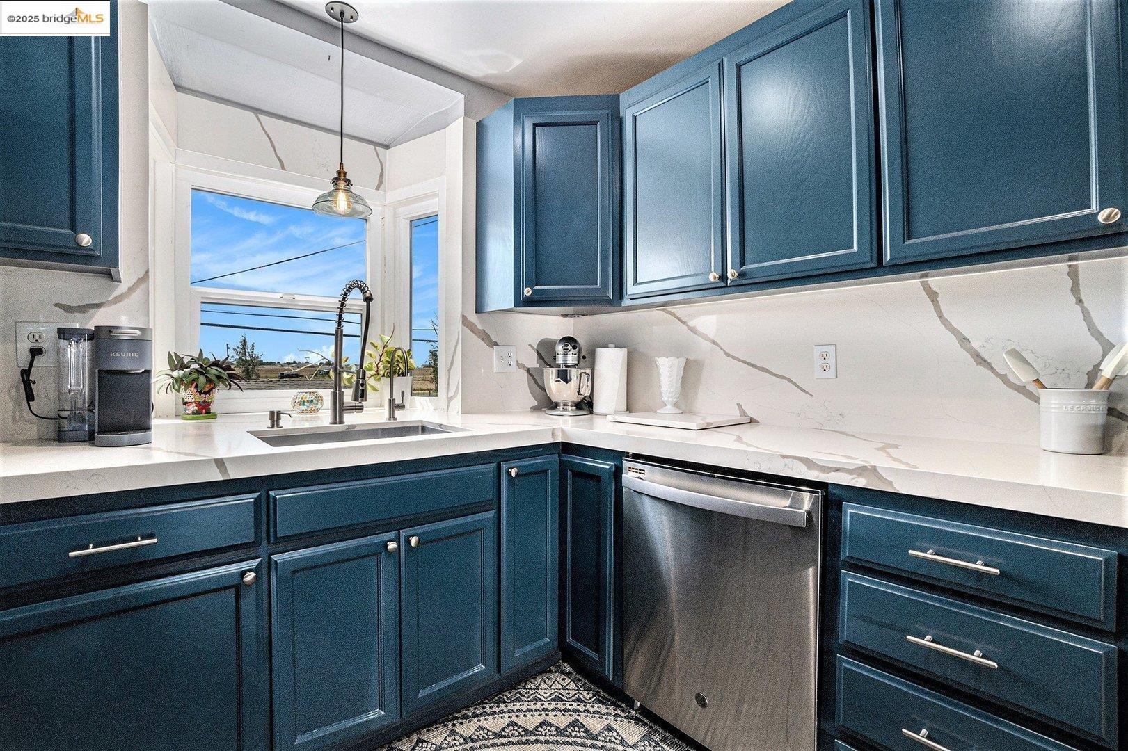 Detail Gallery Image 10 of 33 For 4384 Sandmound Blvd, Oakley,  CA 94561 - 4 Beds | 3 Baths