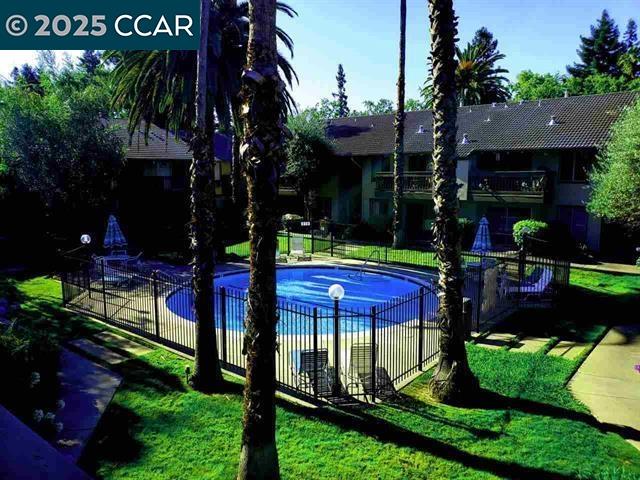 Detail Gallery Image 2 of 7 For 2742 Oak Rd #200,  Walnut Creek,  CA 94597 - 1 Beds | 1 Baths