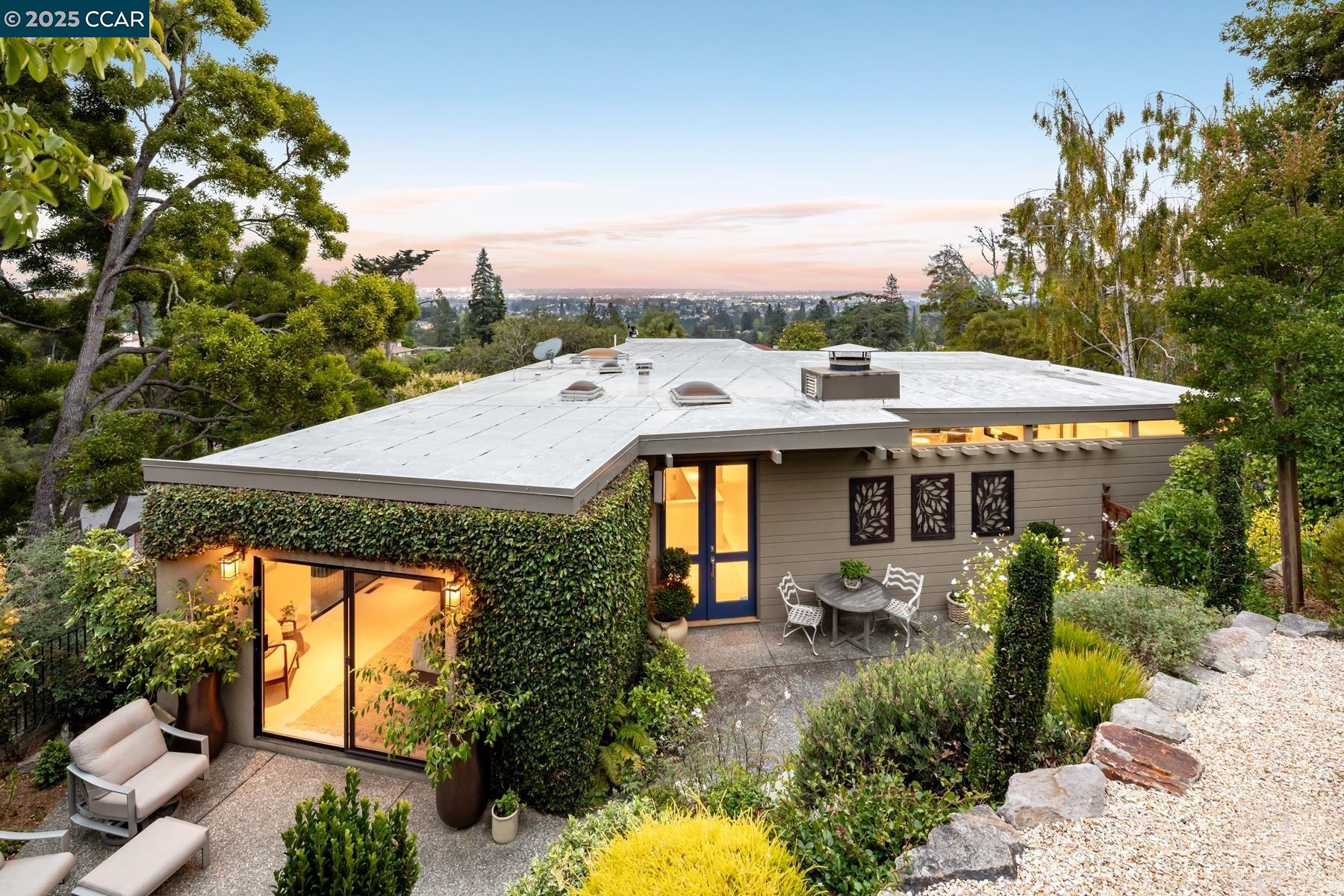 Detail Gallery Image 1 of 1 For 5474 La Salle Ave, Oakland,  CA 94611 - 3 Beds | 2/1 Baths