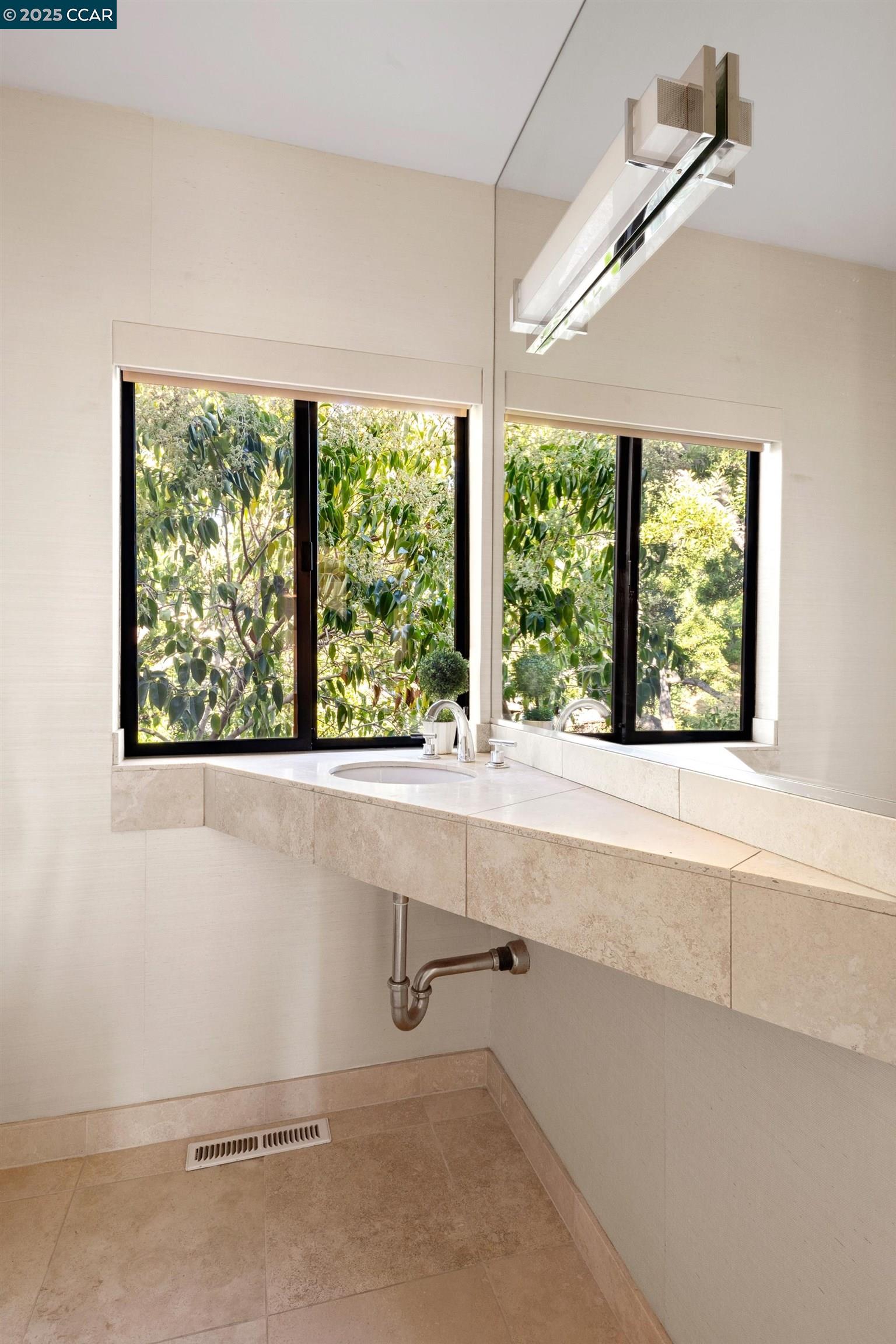 Detail Gallery Image 12 of 34 For 5474 La Salle Ave, Oakland,  CA 94611 - 3 Beds | 2/1 Baths