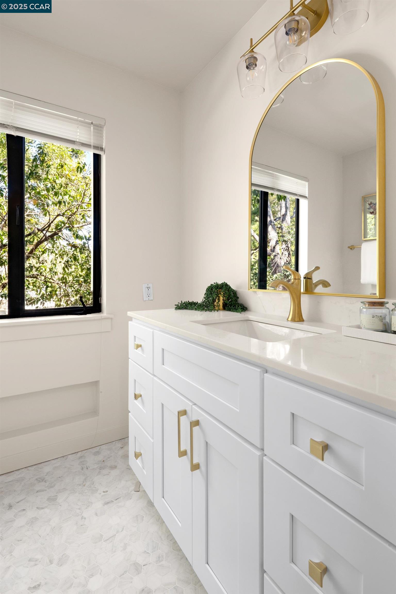 Detail Gallery Image 19 of 34 For 5474 La Salle Ave, Oakland,  CA 94611 - 3 Beds | 2/1 Baths