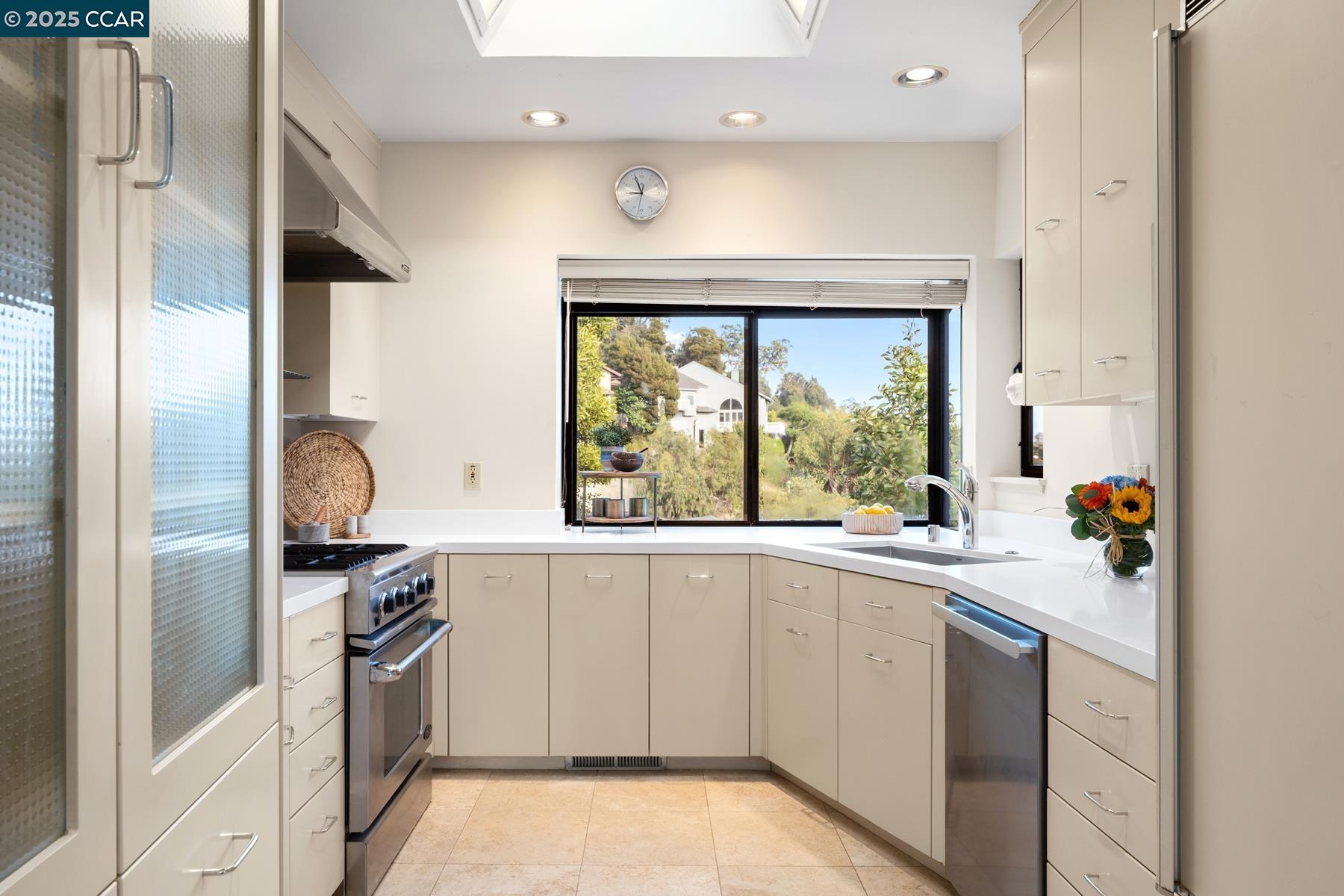 Detail Gallery Image 9 of 34 For 5474 La Salle Ave, Oakland,  CA 94611 - 3 Beds | 2/1 Baths