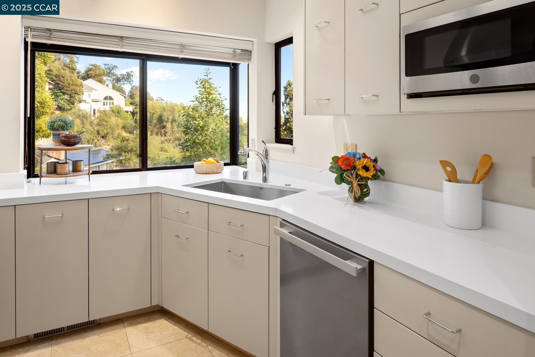 Detail Gallery Image 10 of 34 For 5474 La Salle Ave, Oakland,  CA 94611 - 3 Beds | 2/1 Baths