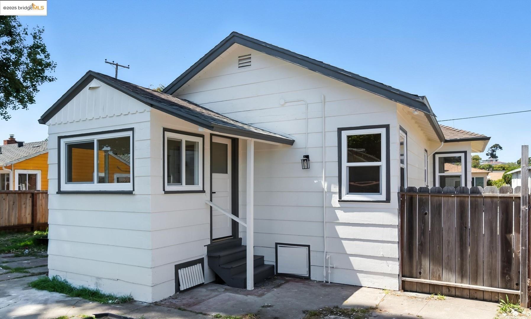 Detail Gallery Image 15 of 17 For 6124 Santa Cruz Ave, Richmond,  CA 94804 - 2 Beds | 1 Baths