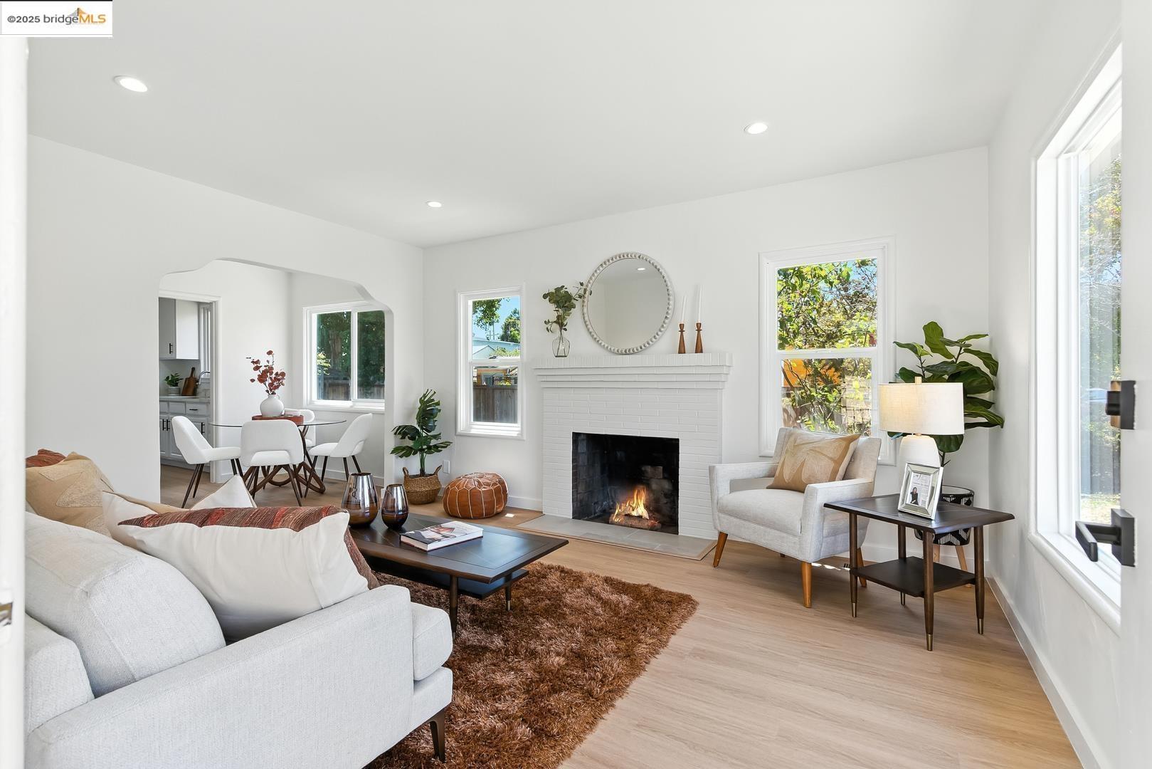 Detail Gallery Image 4 of 17 For 6124 Santa Cruz Ave, Richmond,  CA 94804 - 2 Beds | 1 Baths