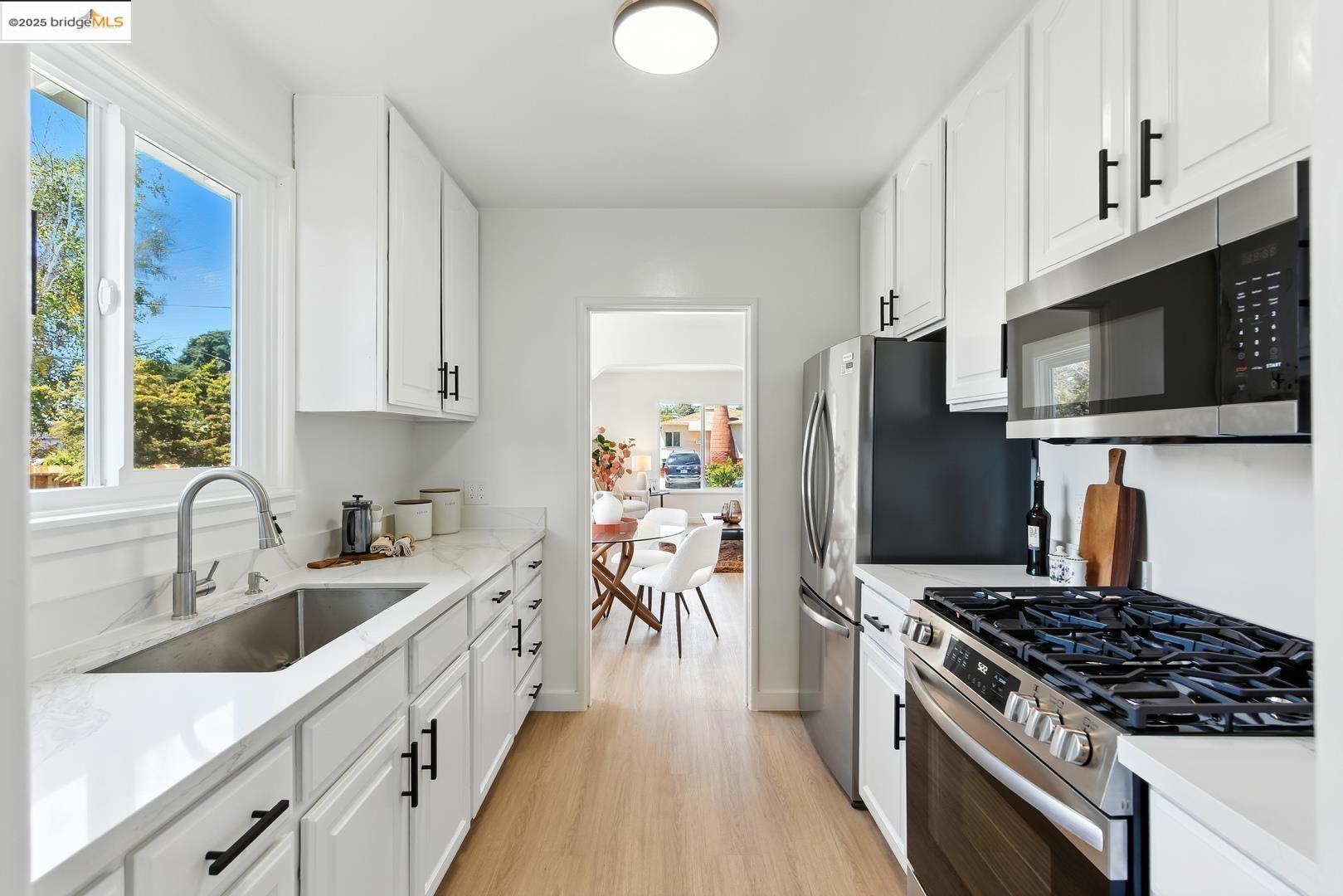 Detail Gallery Image 8 of 17 For 6124 Santa Cruz Ave, Richmond,  CA 94804 - 2 Beds | 1 Baths