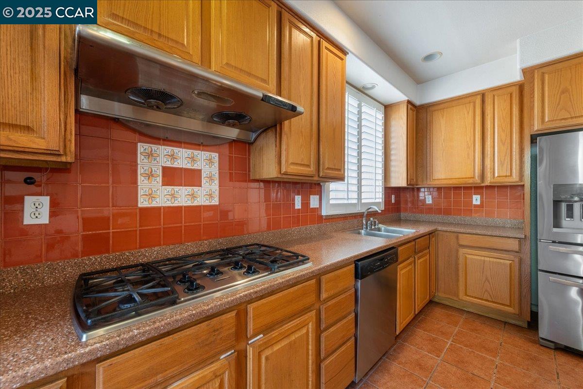 Detail Gallery Image 11 of 37 For 524 Rosewood Lane, Hercules,  CA 94547 - 4 Beds | 3 Baths