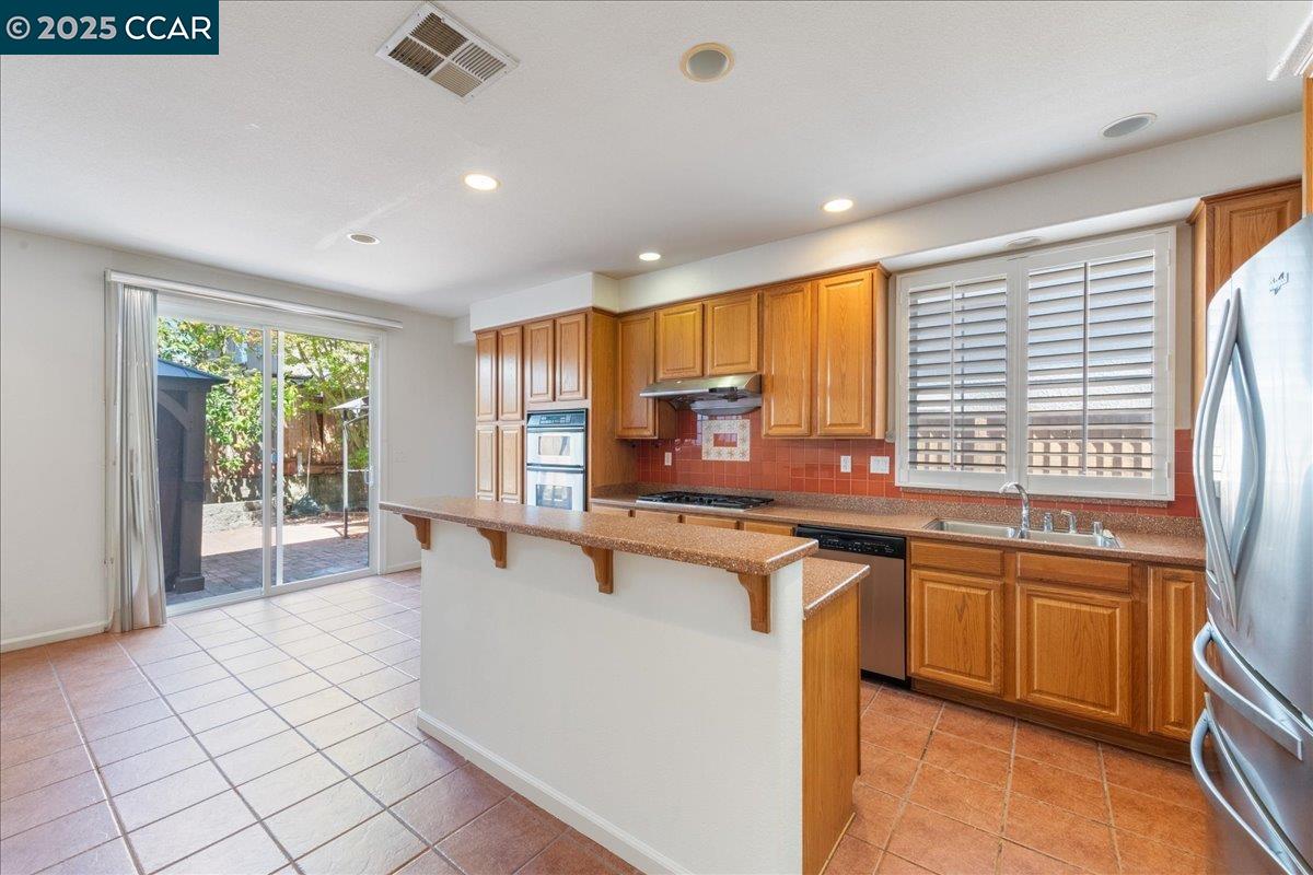 Detail Gallery Image 7 of 37 For 524 Rosewood Lane, Hercules,  CA 94547 - 4 Beds | 3 Baths