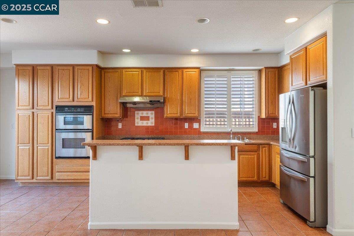 Detail Gallery Image 8 of 37 For 524 Rosewood Lane, Hercules,  CA 94547 - 4 Beds | 3 Baths