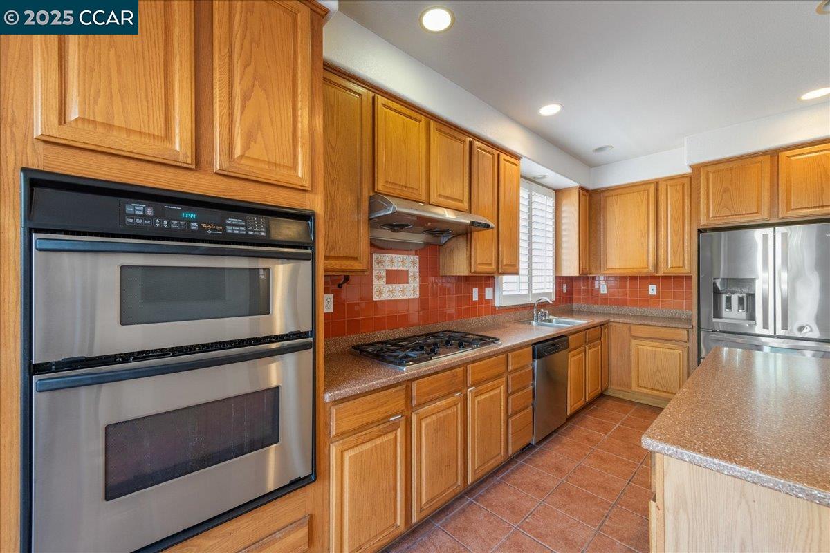 Detail Gallery Image 9 of 37 For 524 Rosewood Lane, Hercules,  CA 94547 - 4 Beds | 3 Baths