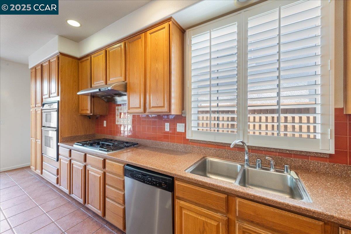 Detail Gallery Image 10 of 37 For 524 Rosewood Lane, Hercules,  CA 94547 - 4 Beds | 3 Baths
