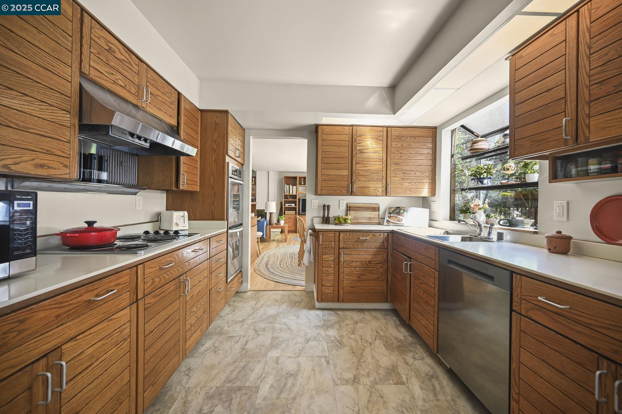 Detail Gallery Image 15 of 43 For 865 Walnut Ave, Walnut Creek,  CA 94598 - 6 Beds | 3/1 Baths