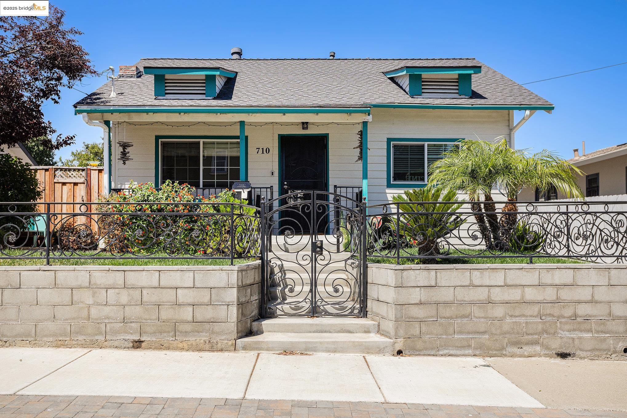 Detail Gallery Image 1 of 30 For 710 D St, Antioch,  CA 94509 - 3 Beds | 2 Baths
