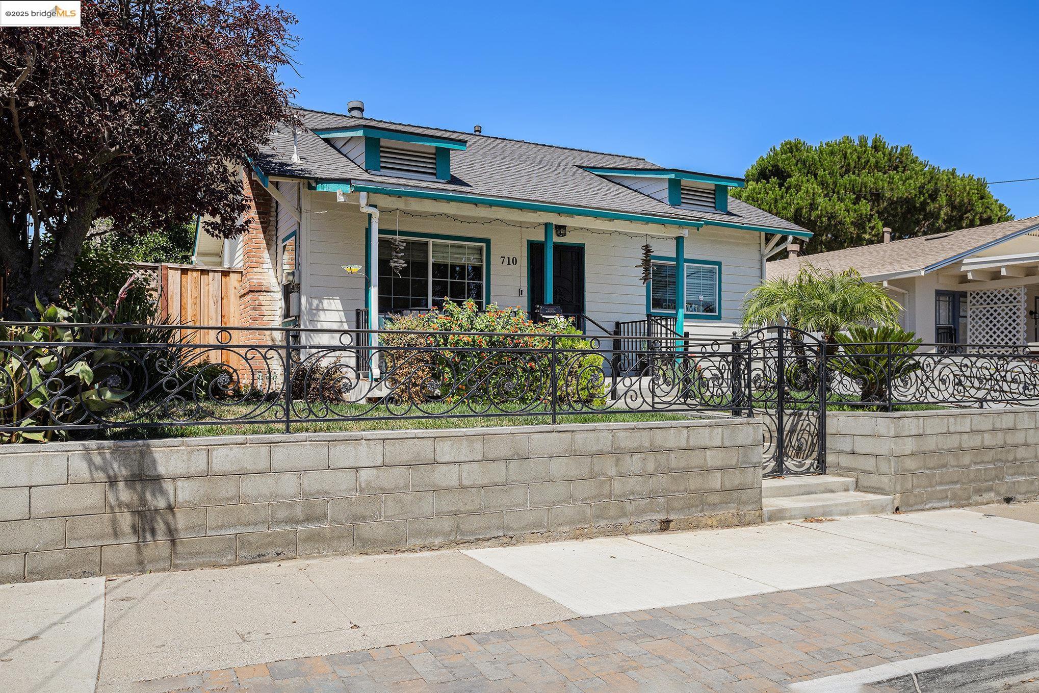 Detail Gallery Image 4 of 30 For 710 D St, Antioch,  CA 94509 - 3 Beds | 2 Baths