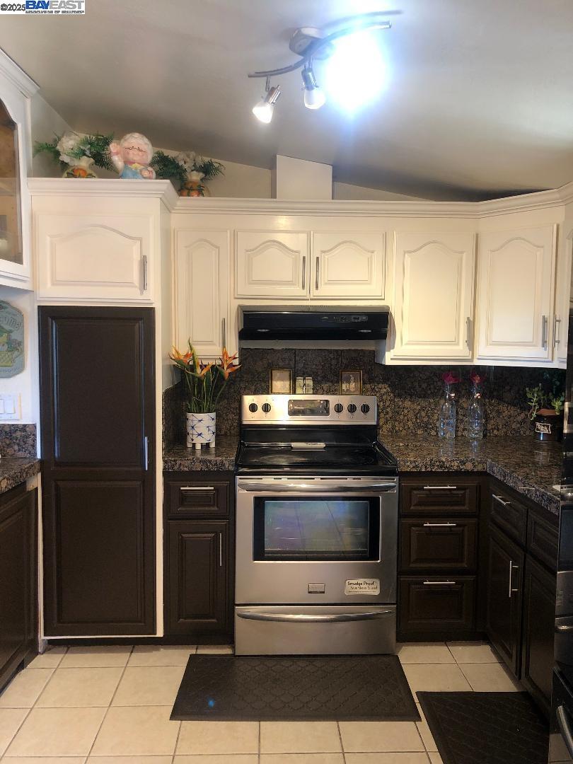 Detail Gallery Image 5 of 19 For 208 Appian Way, Union City,  CA 94587 - 4 Beds | 2 Baths