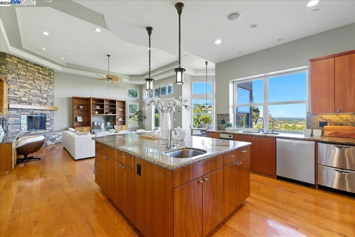 Detail Gallery Image 13 of 60 For 2109 Black Oak Ct, Pleasanton,  CA 94588 - 5 Beds | 5/1 Baths