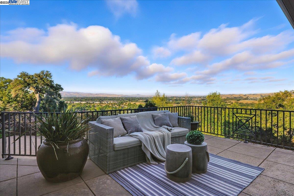 Detail Gallery Image 50 of 60 For 2109 Black Oak Ct, Pleasanton,  CA 94588 - 5 Beds | 5/1 Baths