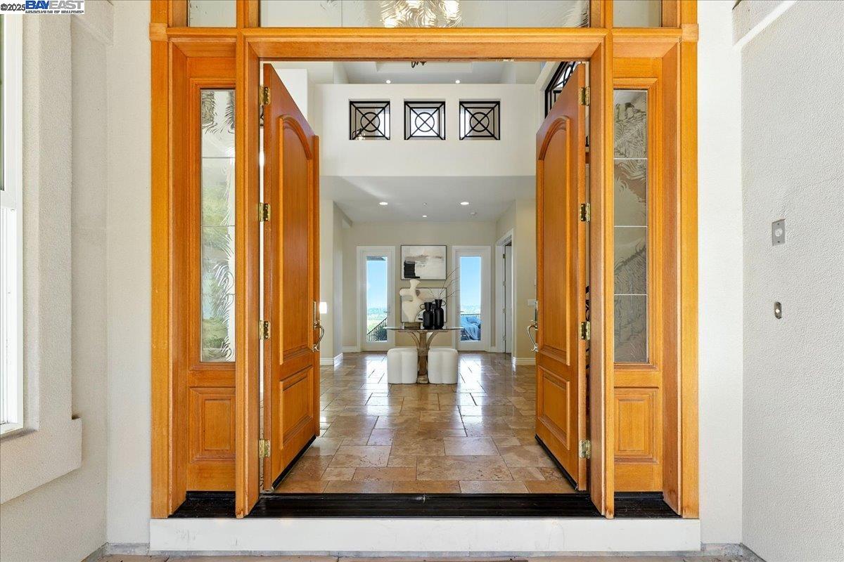 Detail Gallery Image 6 of 60 For 2109 Black Oak Ct, Pleasanton,  CA 94588 - 5 Beds | 5/1 Baths