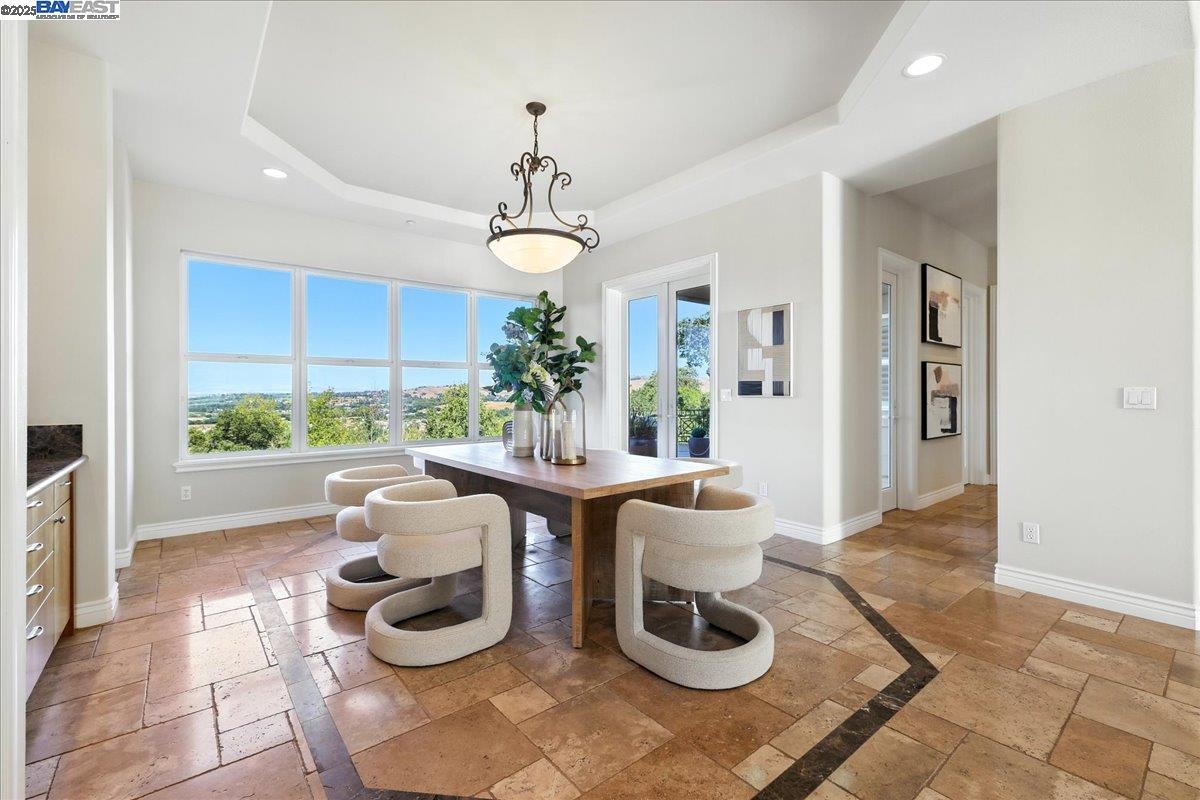 Detail Gallery Image 10 of 60 For 2109 Black Oak Ct, Pleasanton,  CA 94588 - 5 Beds | 5/1 Baths