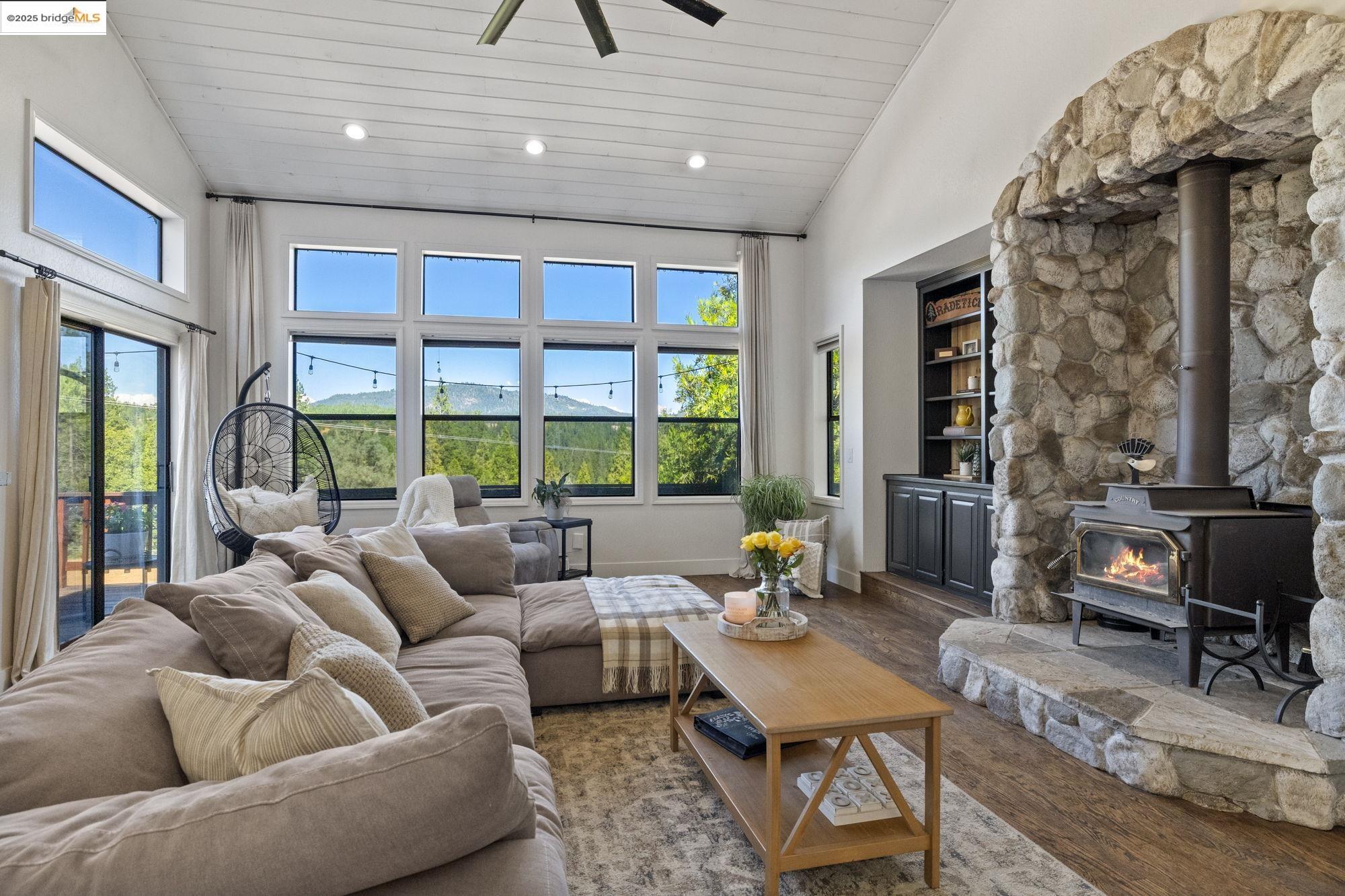Detail Gallery Image 5 of 32 For 22340 Sanger Ct, Twain Harte,  CA 95383 - 3 Beds | 3 Baths