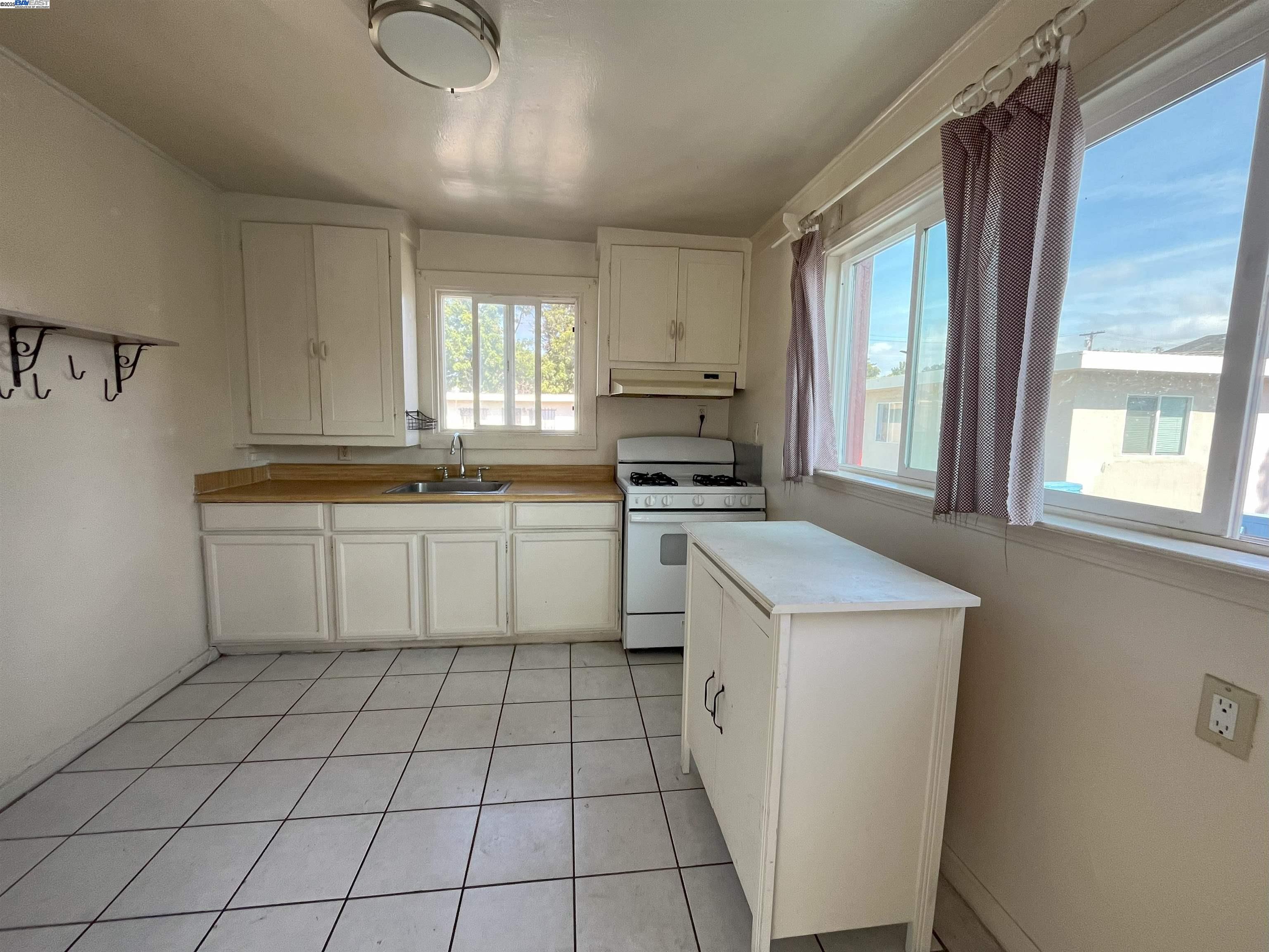 Detail Gallery Image 18 of 28 For 2324 9th Ave, Oakland,  CA 94606 - – Beds | – Baths