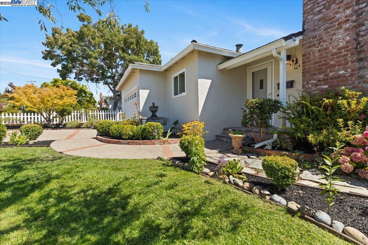 Detail Gallery Image 3 of 25 For 4319 Shamrock Way, Castro Valley,  CA 94546 - 3 Beds | 1/1 Baths