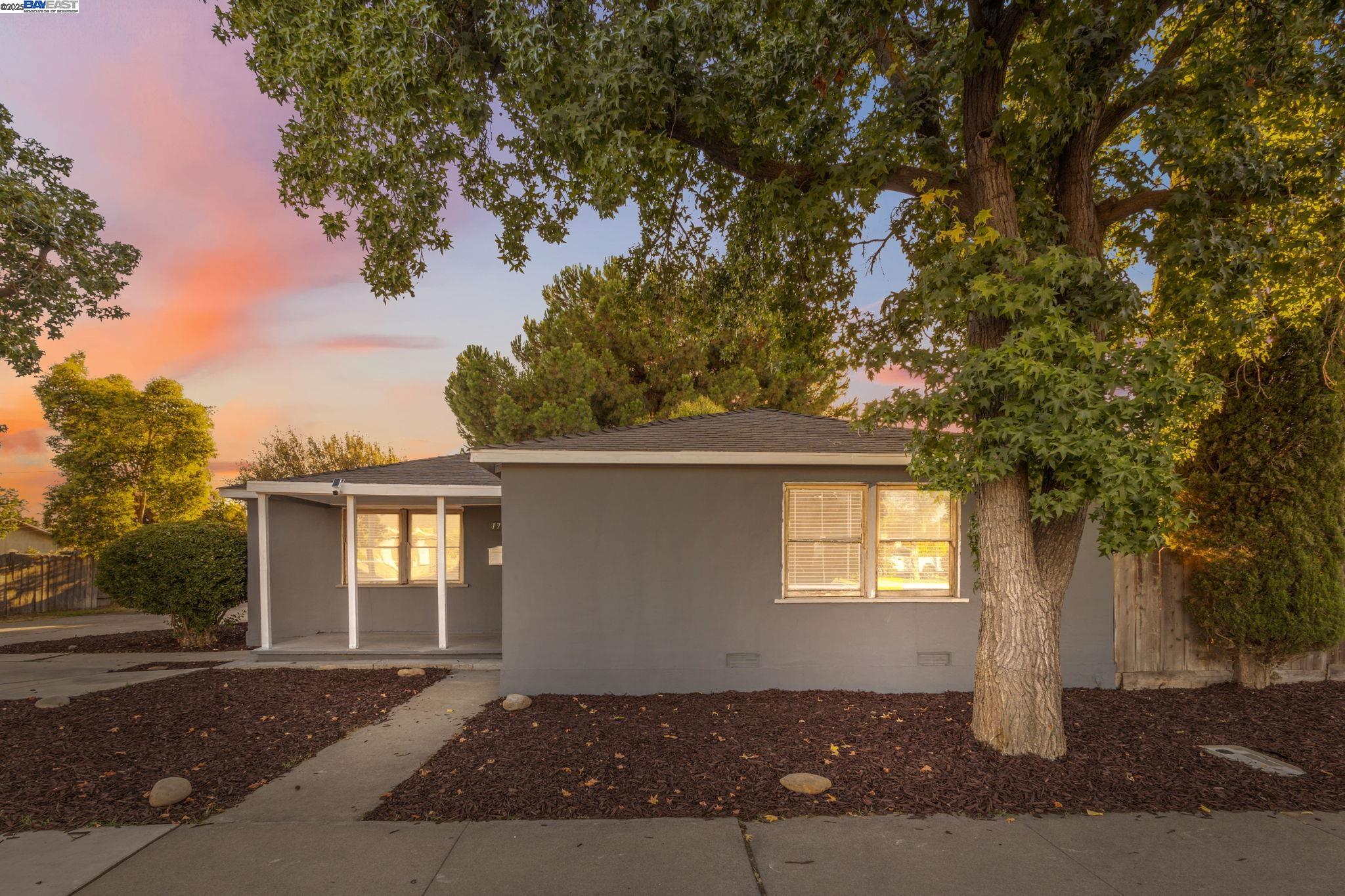Detail Gallery Image 1 of 36 For 1747 Winton Way, Atwater,  CA 95301 - 3 Beds | 2 Baths
