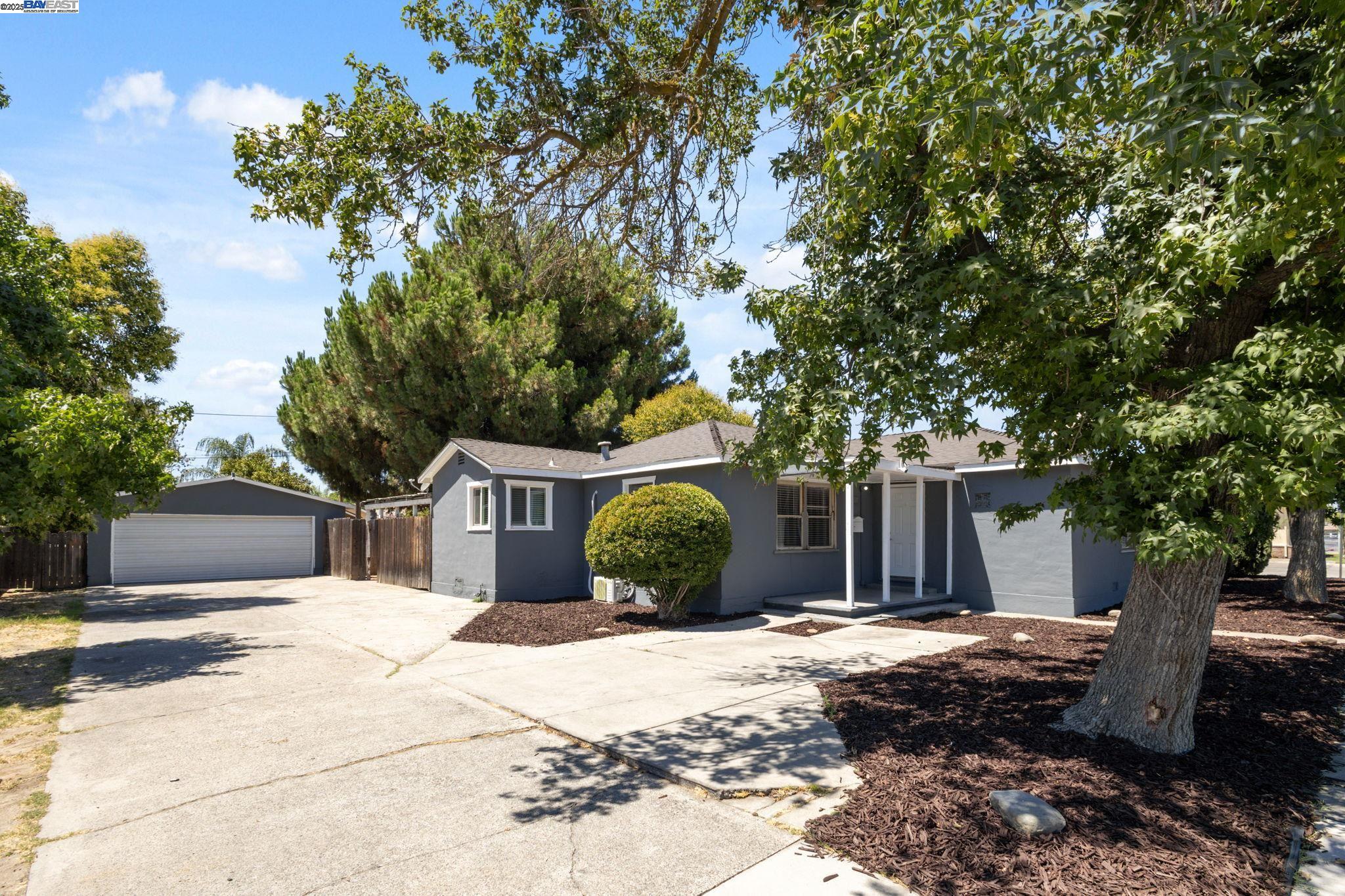 Detail Gallery Image 2 of 36 For 1747 Winton Way, Atwater,  CA 95301 - 3 Beds | 2 Baths