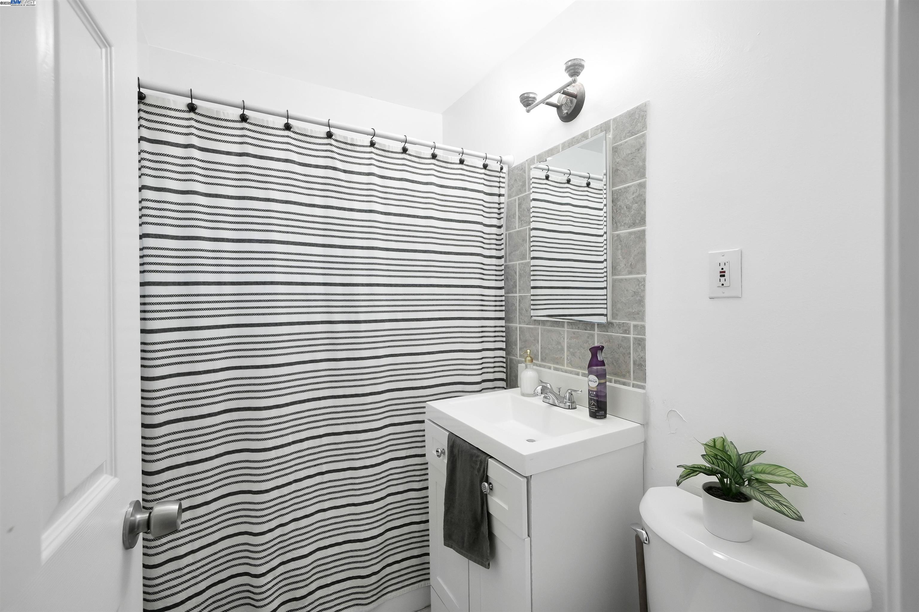 Detail Gallery Image 15 of 60 For 21926 Victory Dr, Hayward,  CA 94541 - – Beds | – Baths