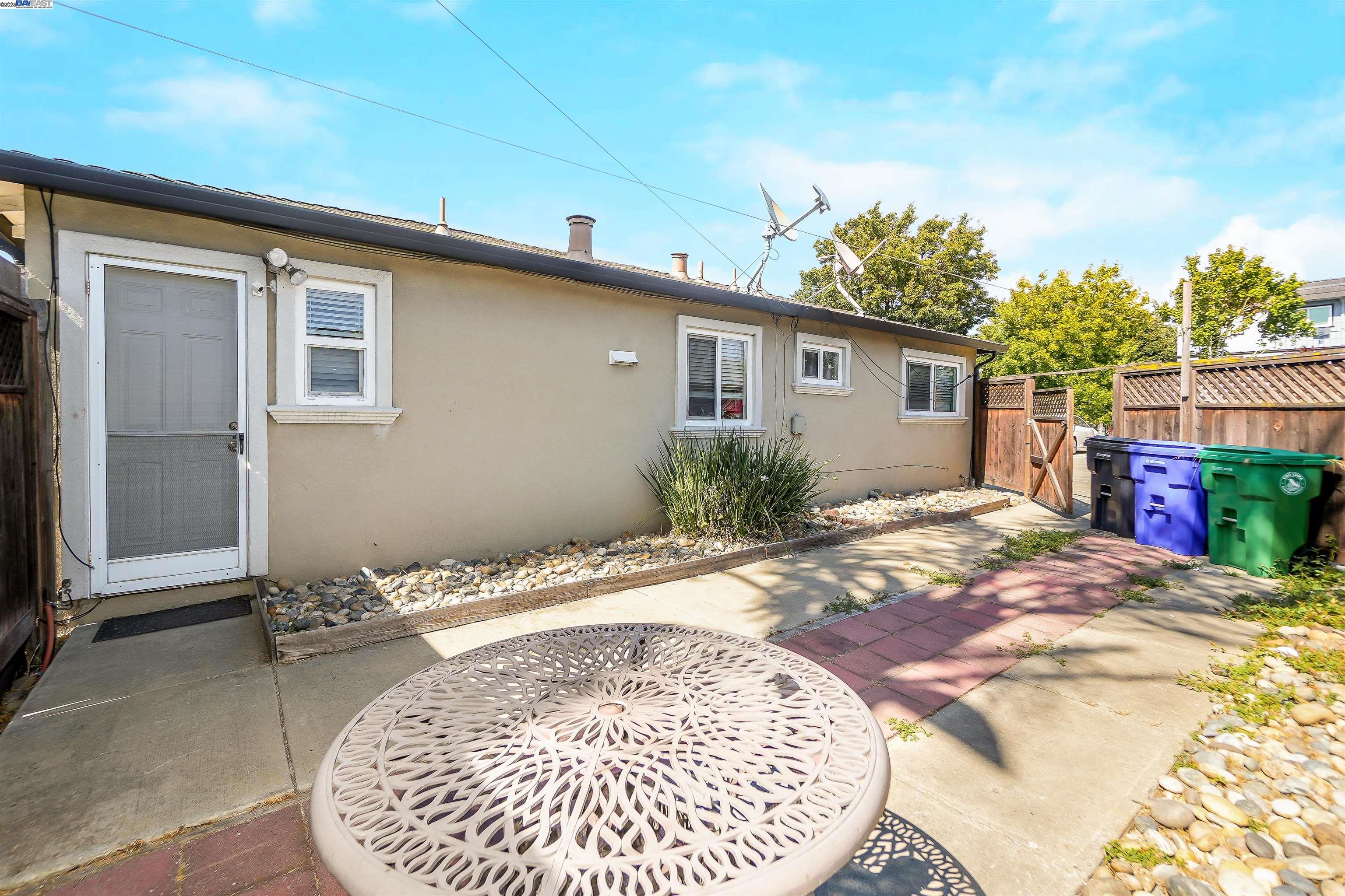 Detail Gallery Image 4 of 60 For 21926 Victory Dr, Hayward,  CA 94541 - – Beds | – Baths