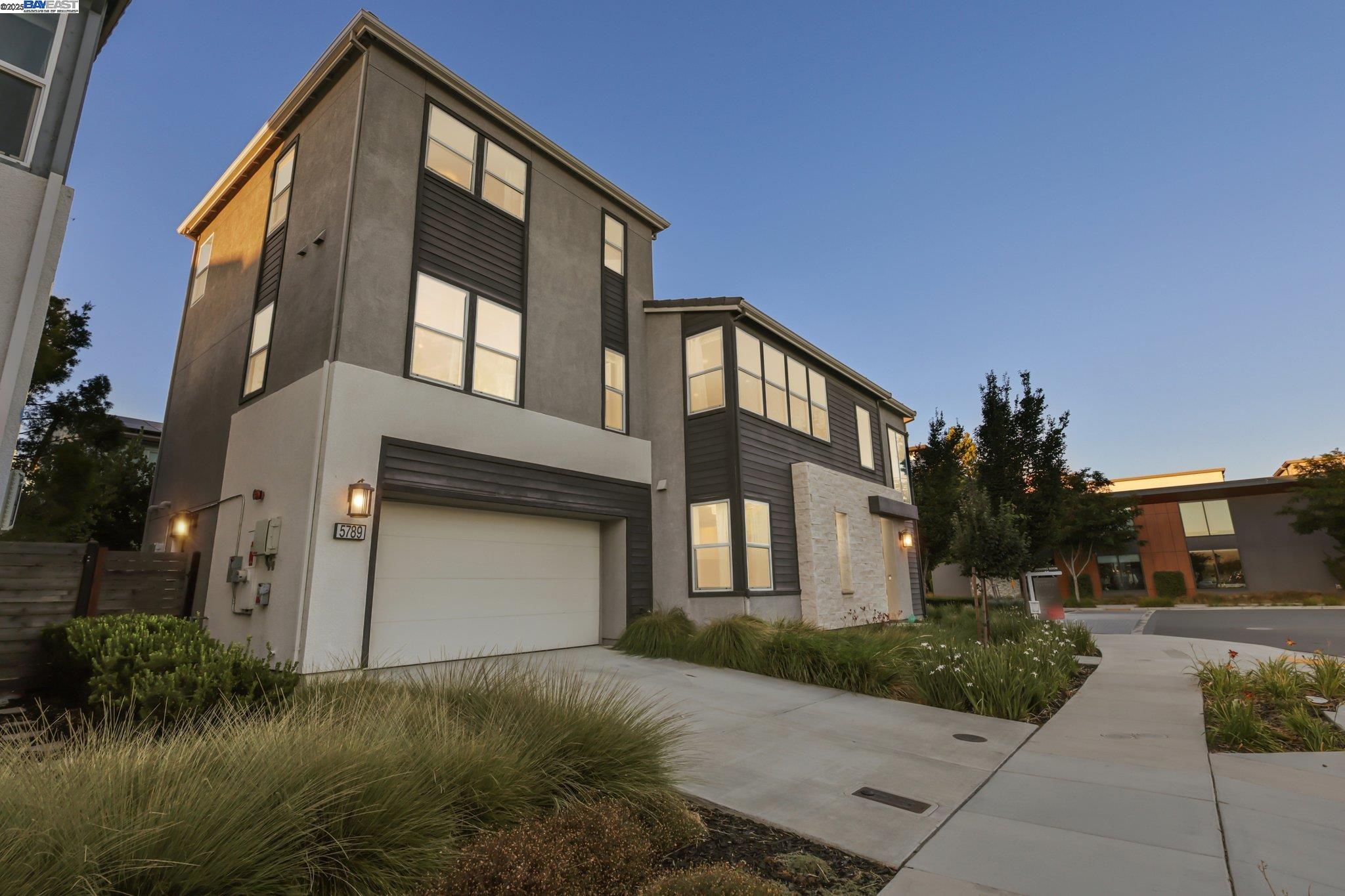 Detail Gallery Image 2 of 51 For 5789 Nugget Way, Dublin,  CA 94568 - 5 Beds | 4 Baths