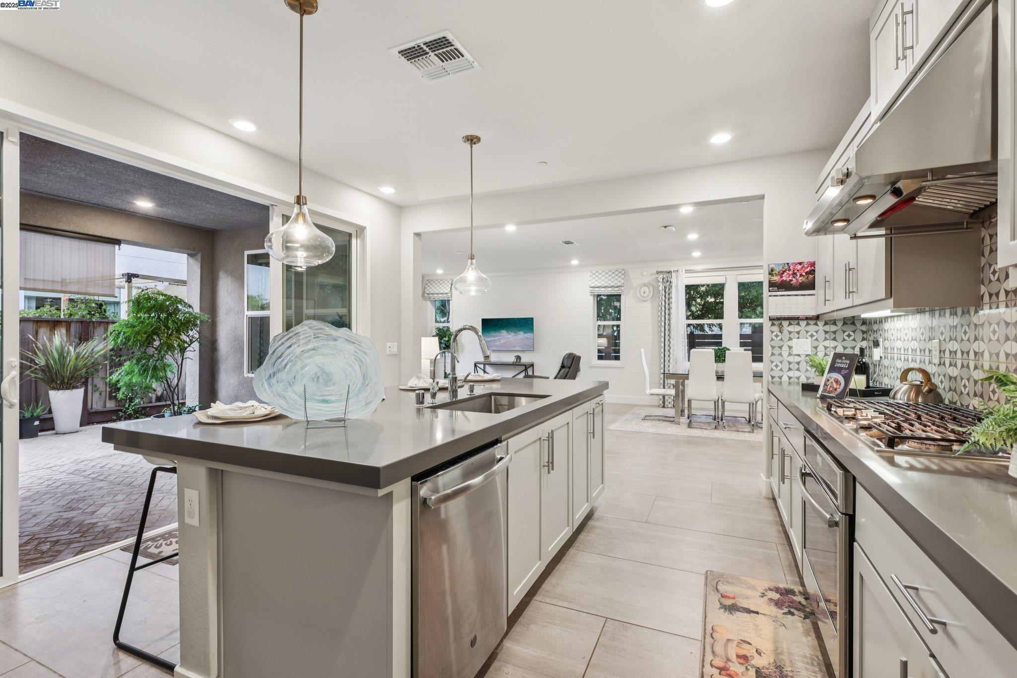 Detail Gallery Image 18 of 51 For 5789 Nugget Way, Dublin,  CA 94568 - 5 Beds | 4 Baths