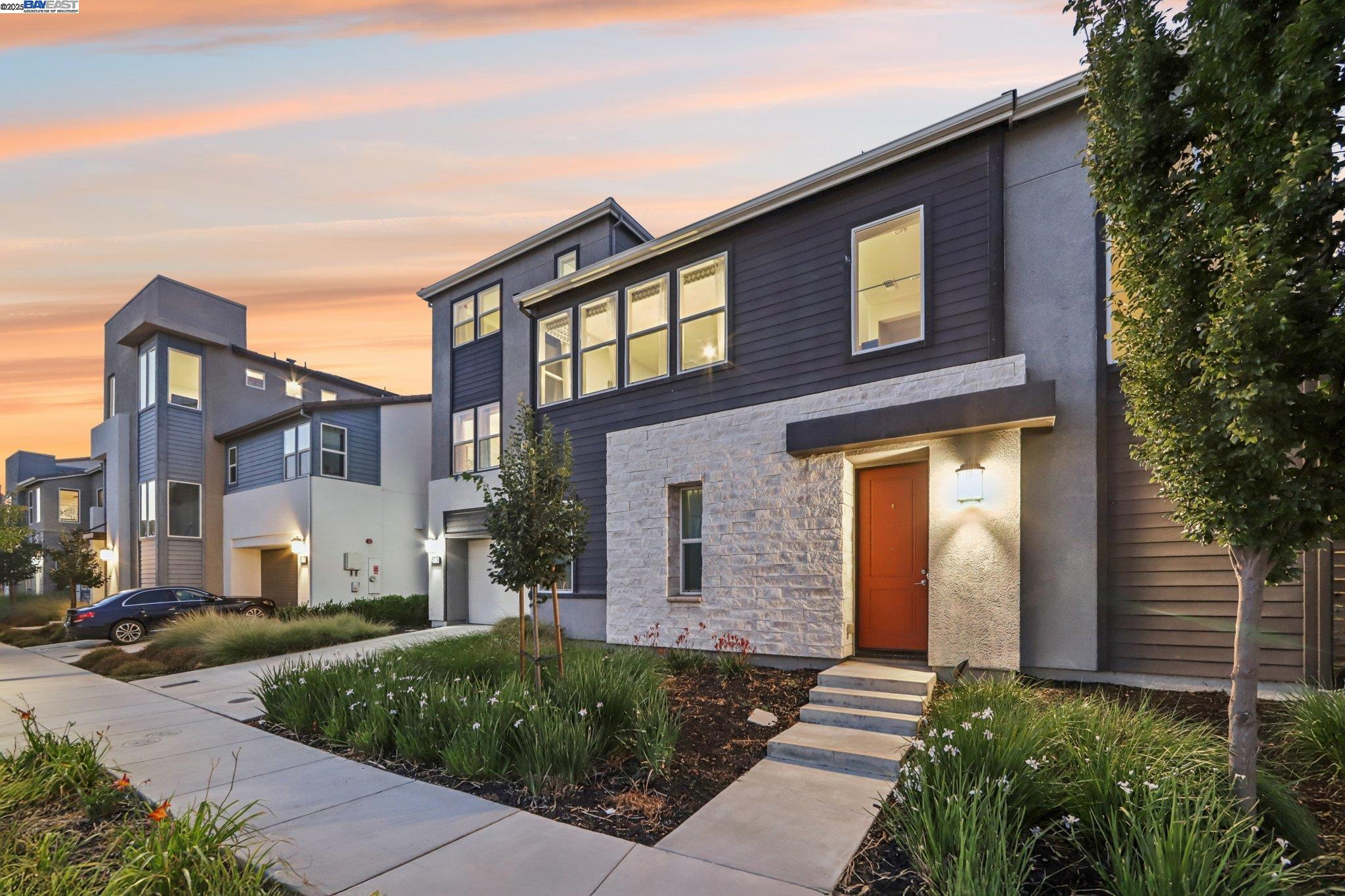 Detail Gallery Image 4 of 51 For 5789 Nugget Way, Dublin,  CA 94568 - 5 Beds | 4 Baths