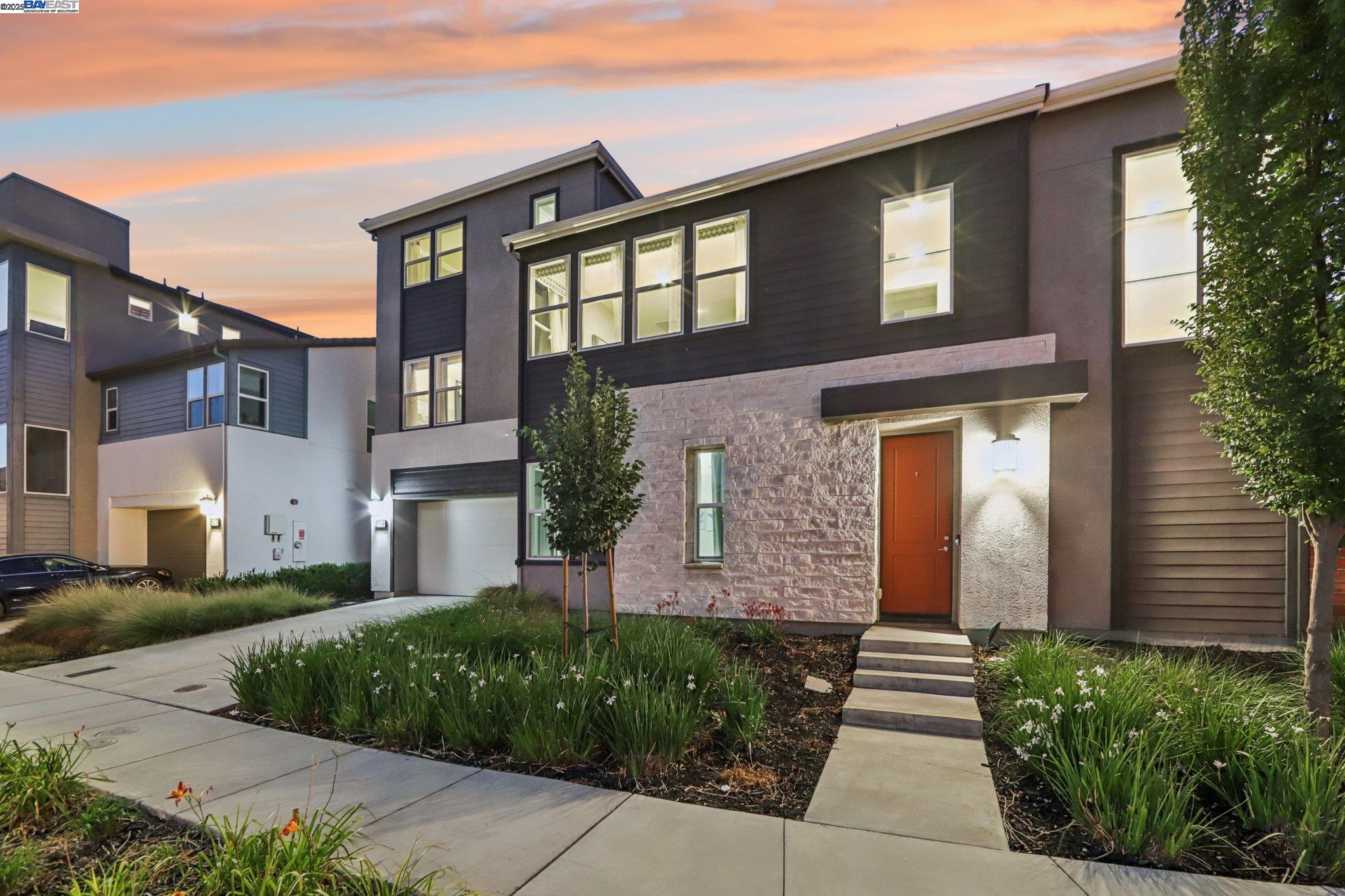 Detail Gallery Image 6 of 51 For 5789 Nugget Way, Dublin,  CA 94568 - 5 Beds | 4 Baths