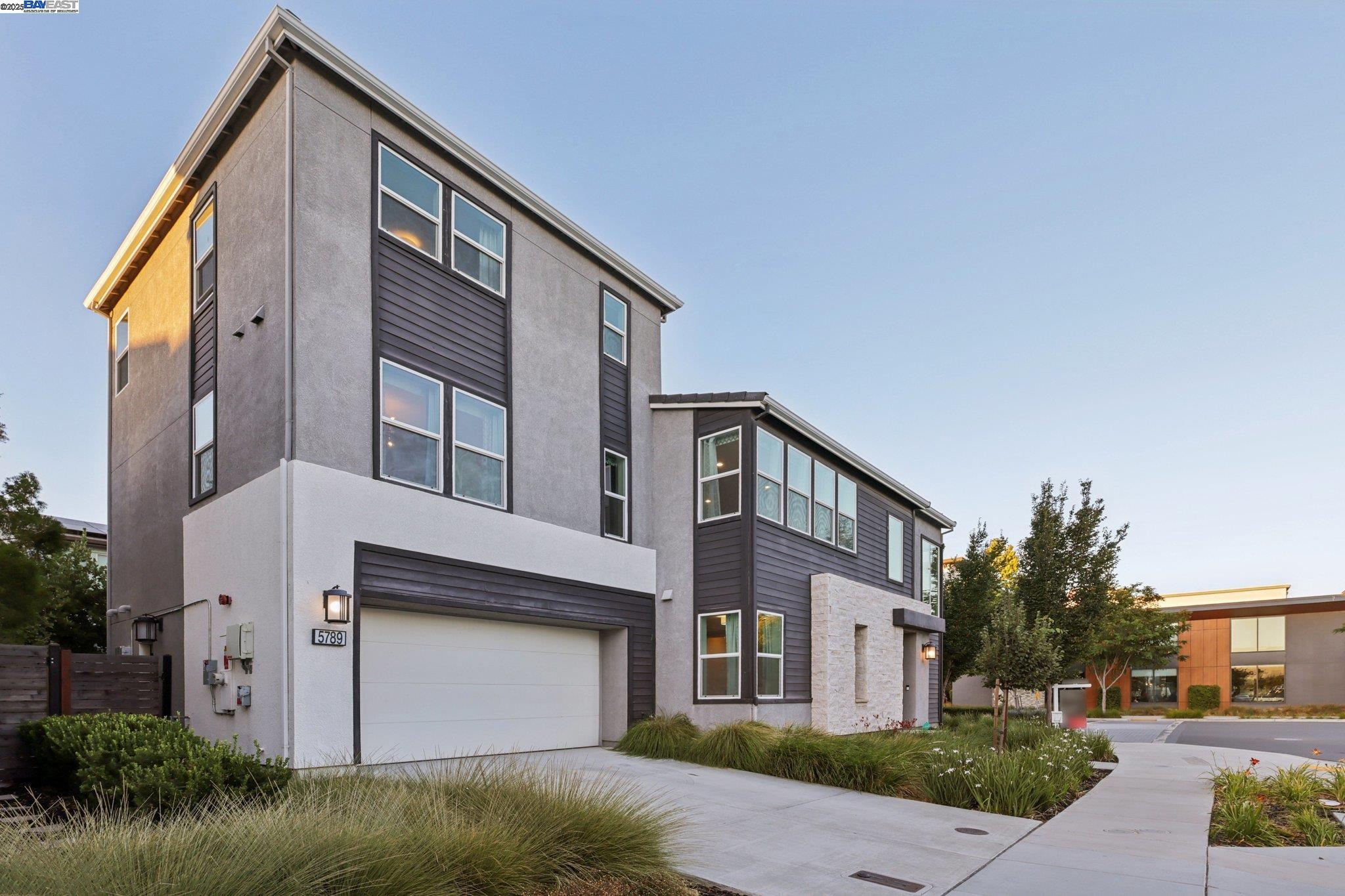 Detail Gallery Image 7 of 51 For 5789 Nugget Way, Dublin,  CA 94568 - 5 Beds | 4 Baths