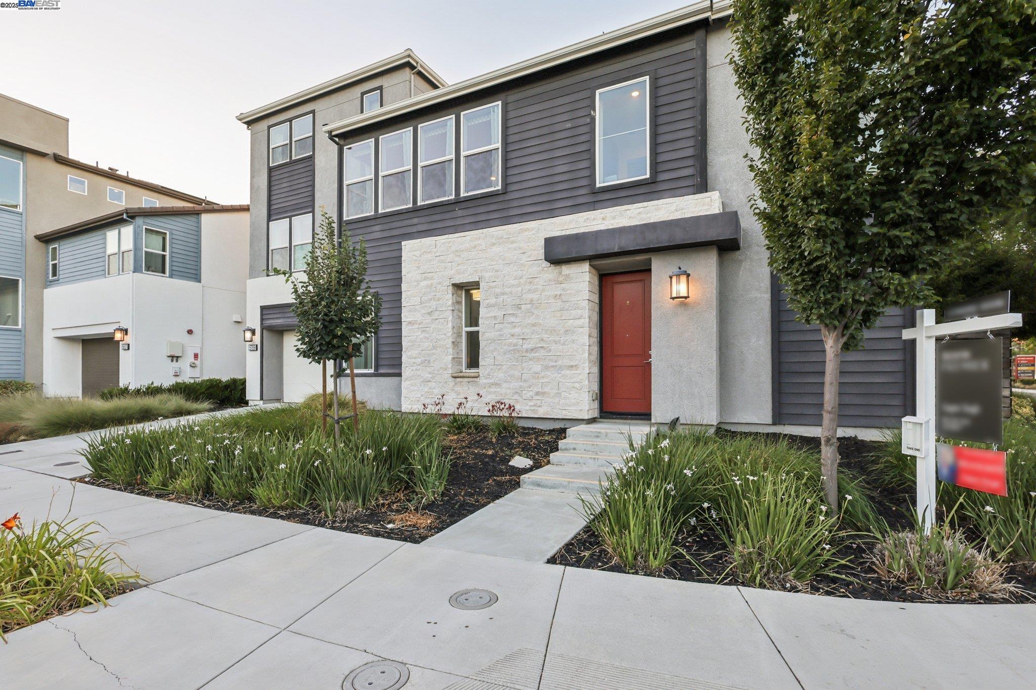 Detail Gallery Image 8 of 51 For 5789 Nugget Way, Dublin,  CA 94568 - 5 Beds | 4 Baths