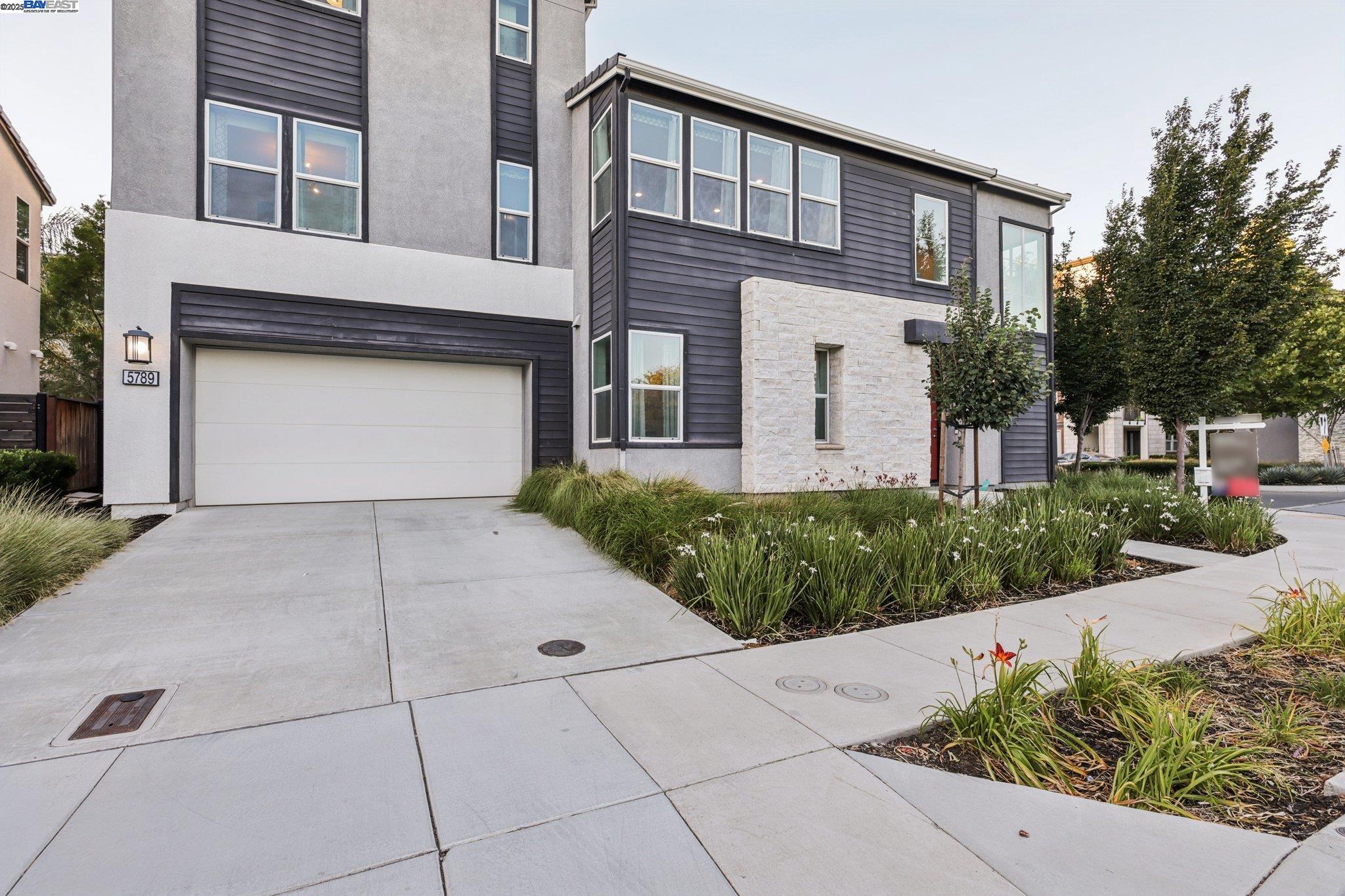 Detail Gallery Image 9 of 51 For 5789 Nugget Way, Dublin,  CA 94568 - 5 Beds | 4 Baths