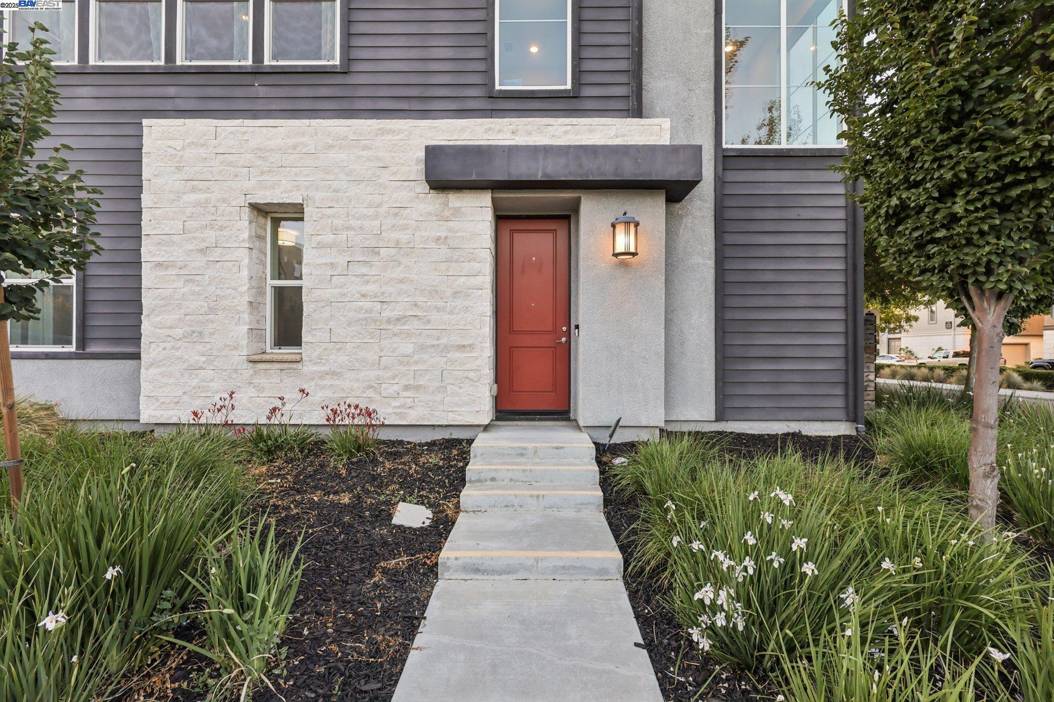 Detail Gallery Image 10 of 51 For 5789 Nugget Way, Dublin,  CA 94568 - 5 Beds | 4 Baths