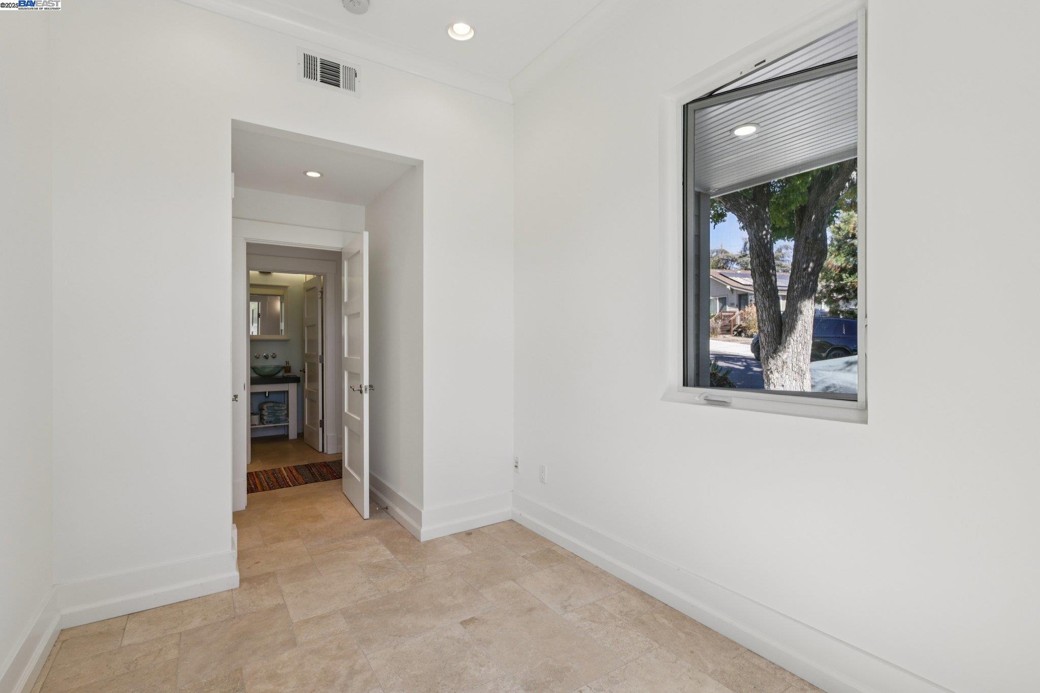 Detail Gallery Image 13 of 57 For 1333 Warren St, Martinez,  CA 94553 - 4 Beds | 3 Baths