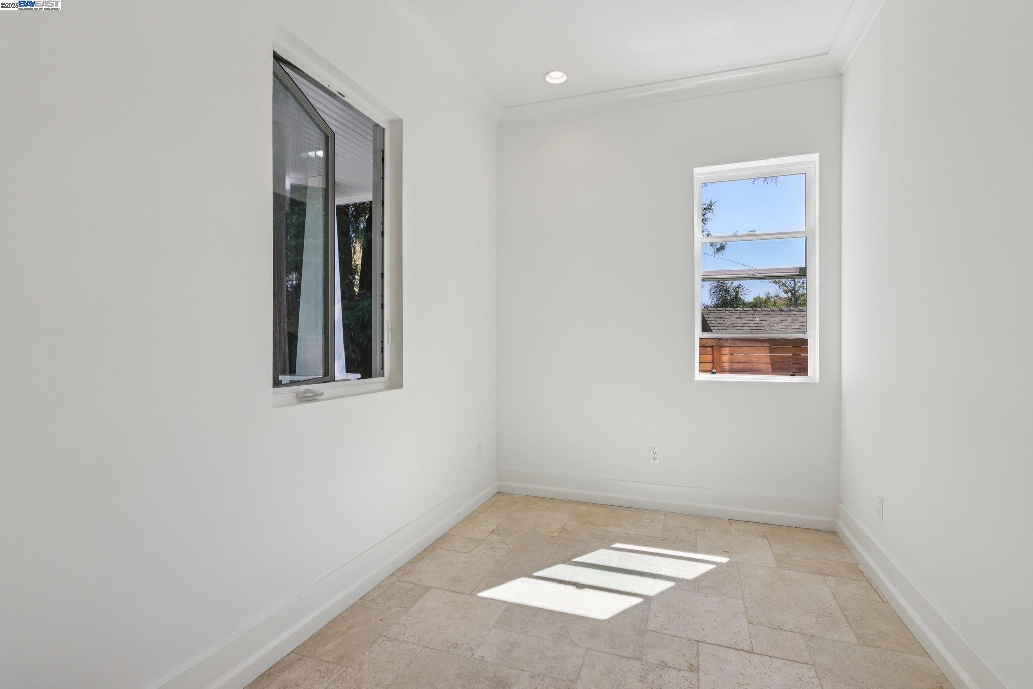 Detail Gallery Image 14 of 57 For 1333 Warren St, Martinez,  CA 94553 - 4 Beds | 3 Baths