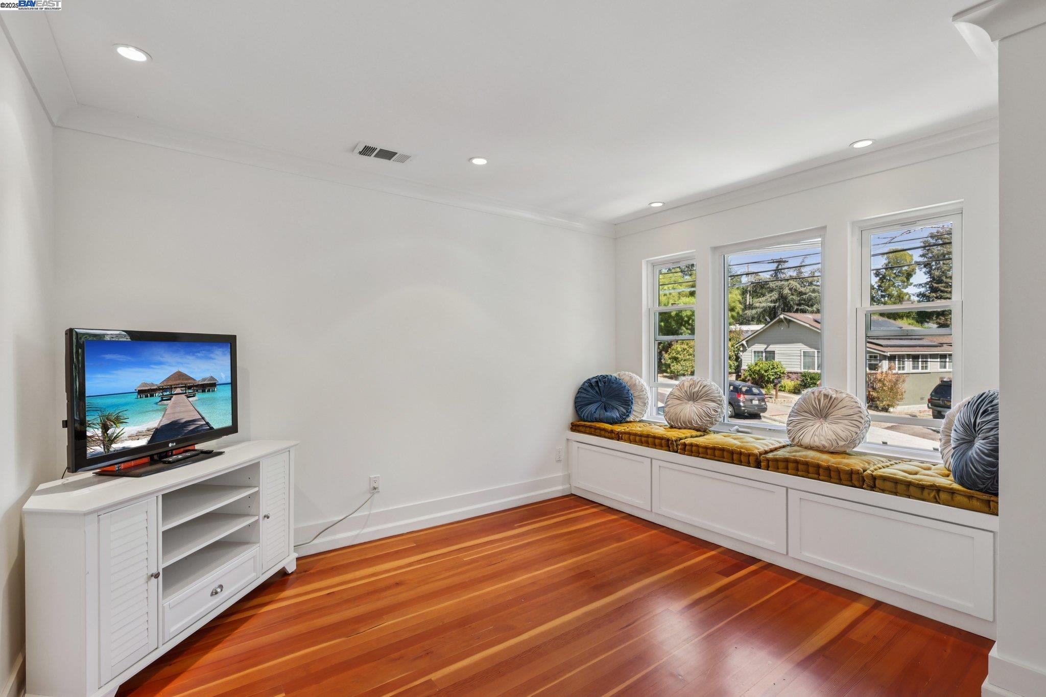 Detail Gallery Image 23 of 57 For 1333 Warren St, Martinez,  CA 94553 - 4 Beds | 3 Baths