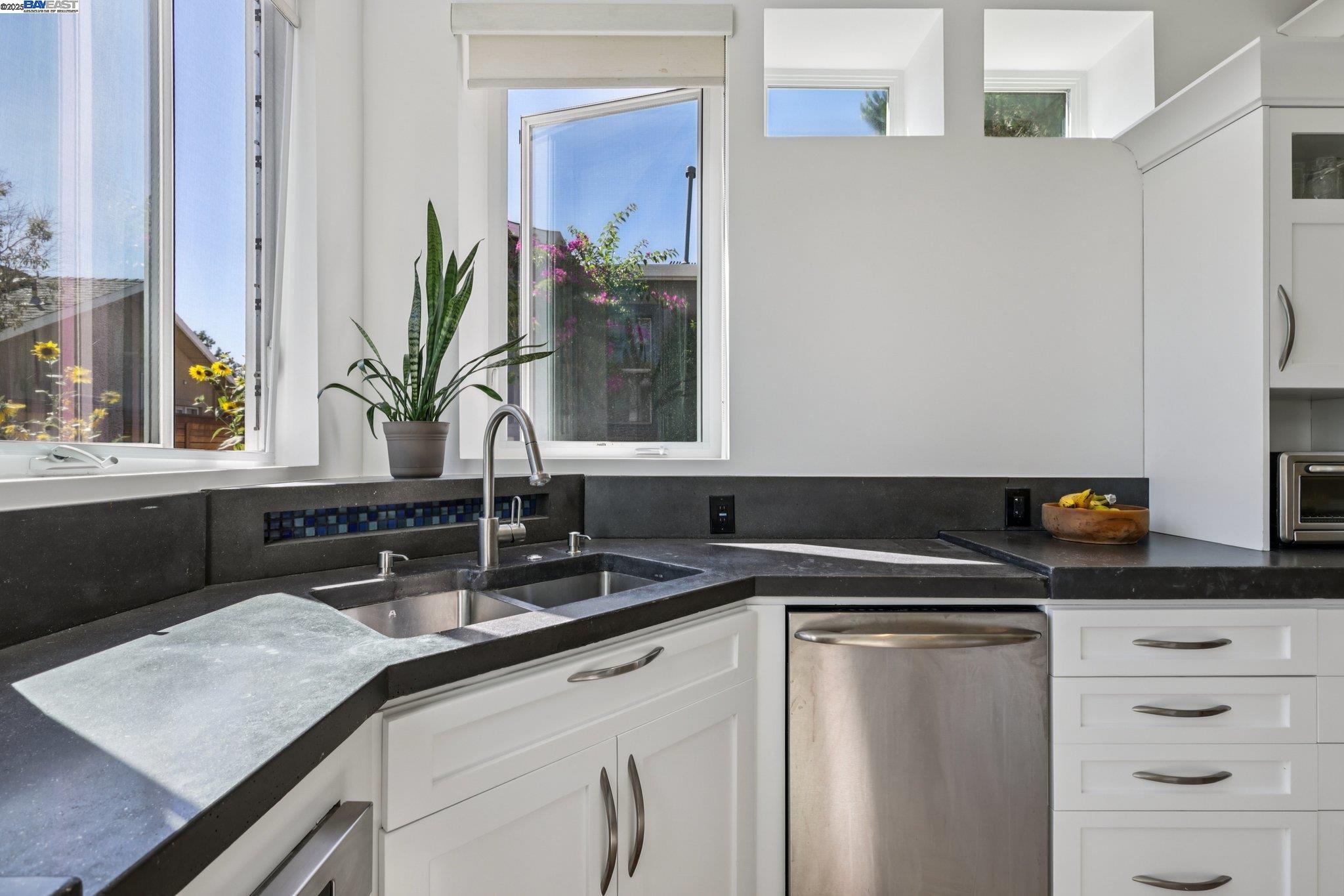 Detail Gallery Image 6 of 57 For 1333 Warren St, Martinez,  CA 94553 - 4 Beds | 3 Baths