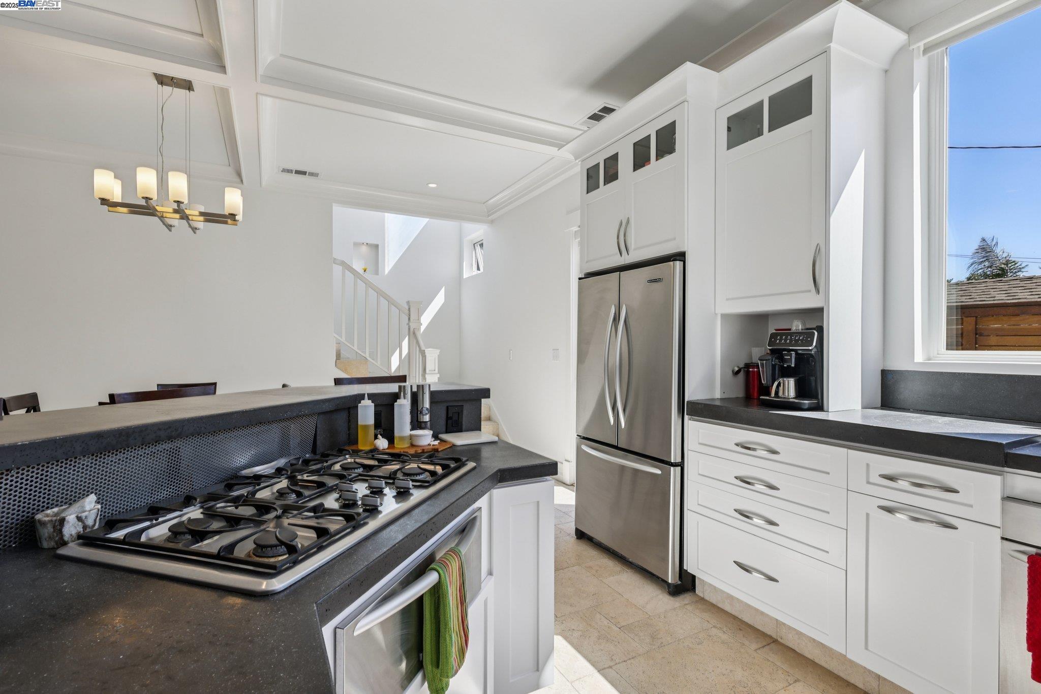 Detail Gallery Image 7 of 57 For 1333 Warren St, Martinez,  CA 94553 - 4 Beds | 3 Baths