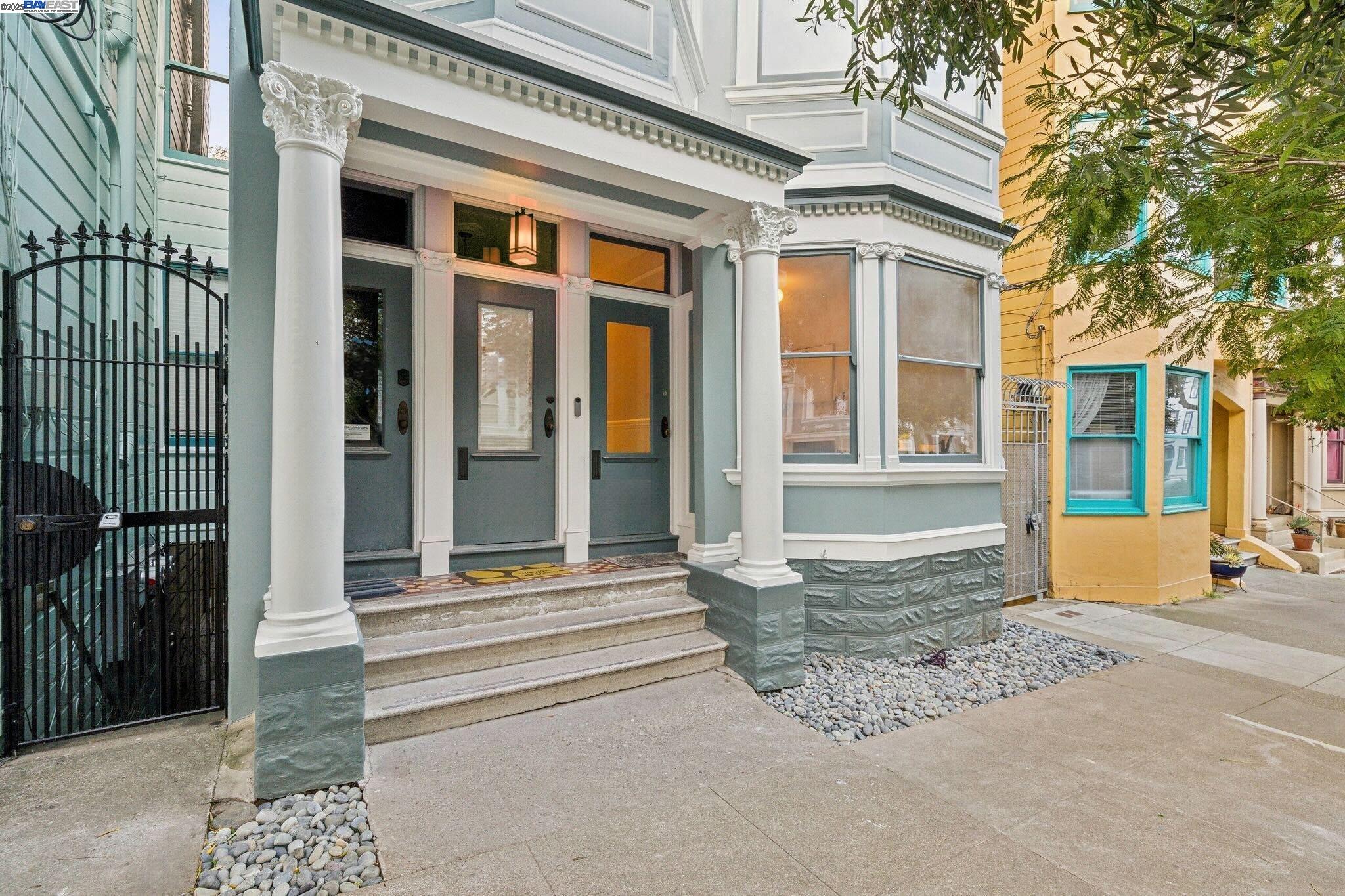 Detail Gallery Image 2 of 33 For 67 Walter St, San Francisco,  CA 94114 - 3 Beds | 1 Baths