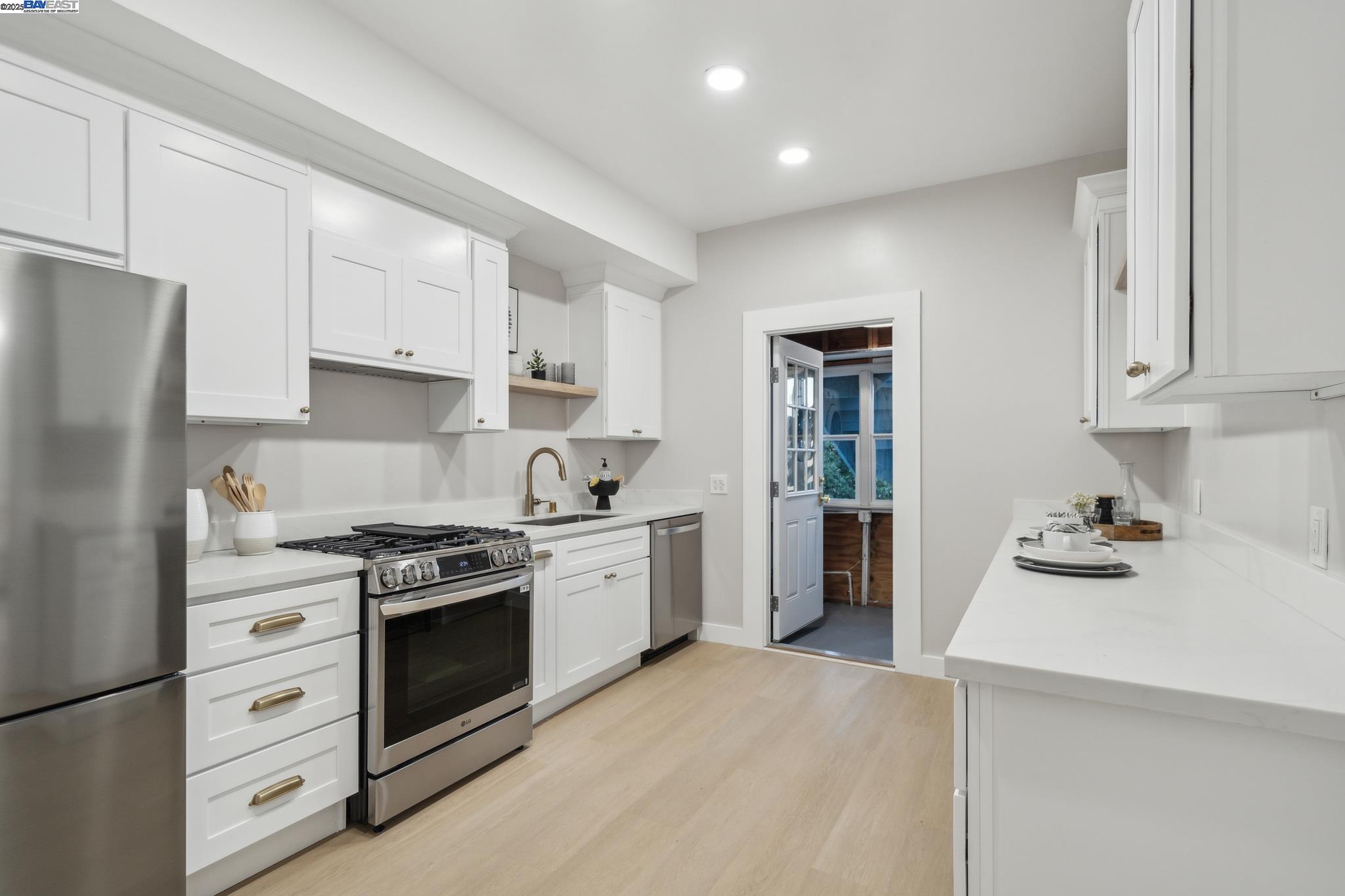 Detail Gallery Image 13 of 33 For 67 Walter St, San Francisco,  CA 94114 - 3 Beds | 1 Baths